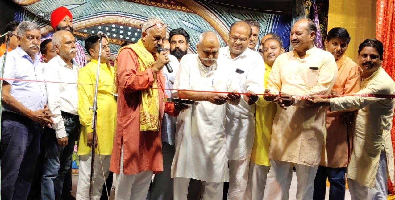 बाजपुर रामलीला मंचन का शुभारंभ करते लोकतंत्र सेनानी योगराज पासी और अन्य। बाजपुर रामलीला मंचन का शुभारंभ करते लोकतंत्र सेनानी योगराज पासी और अन्य।
