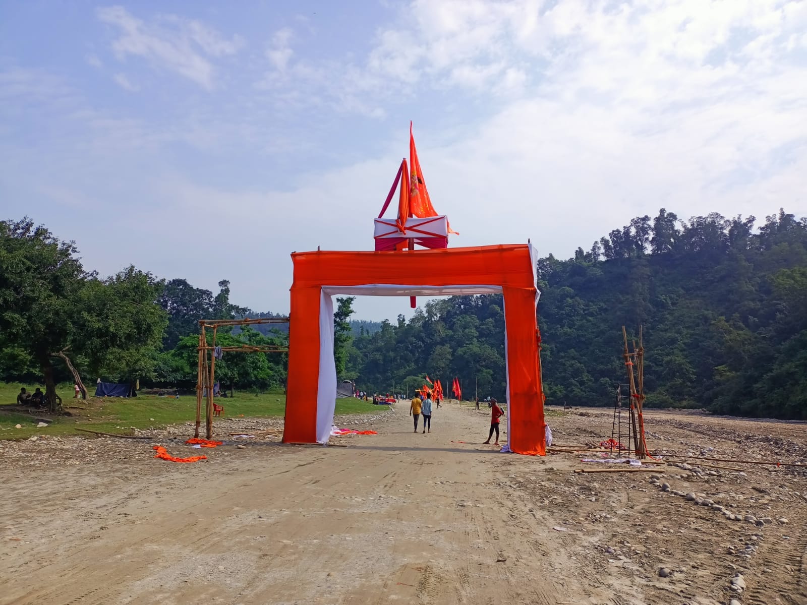 भगवा रंग से बनाया गया स्वागत द्वार भगवा रंग से बनाया गया स्वागत द्वार