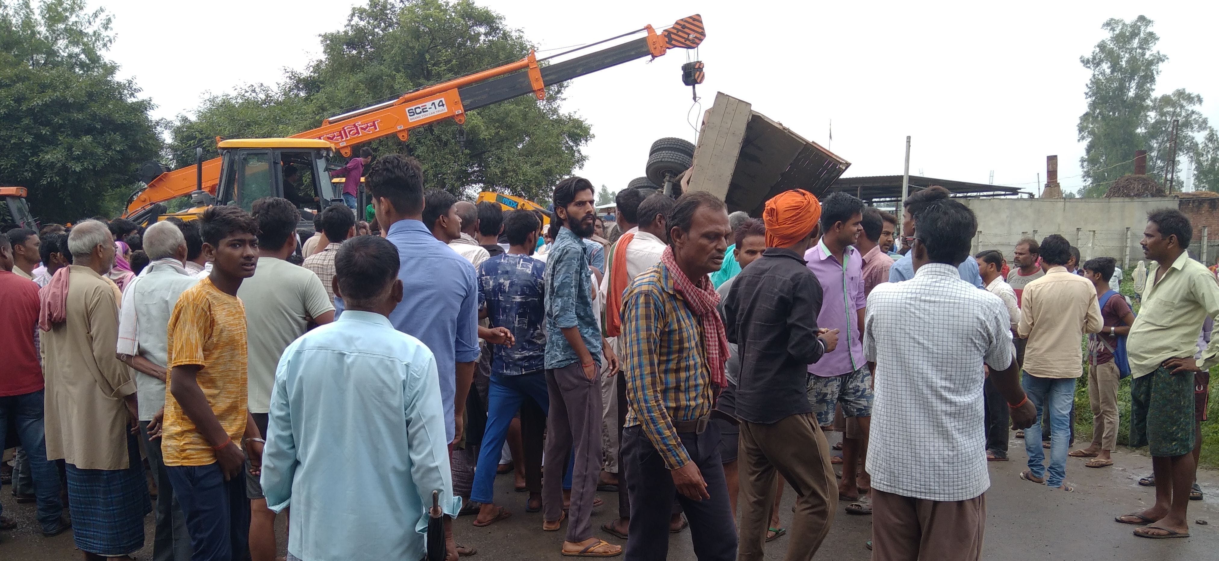बीसलपुर के गांव जोगीठेर में घटनास्थल पर लगी भीड़। संवाद बीसलपुर के गांव जोगीठेर में घटनास्थल पर लगी भीड़। संवाद