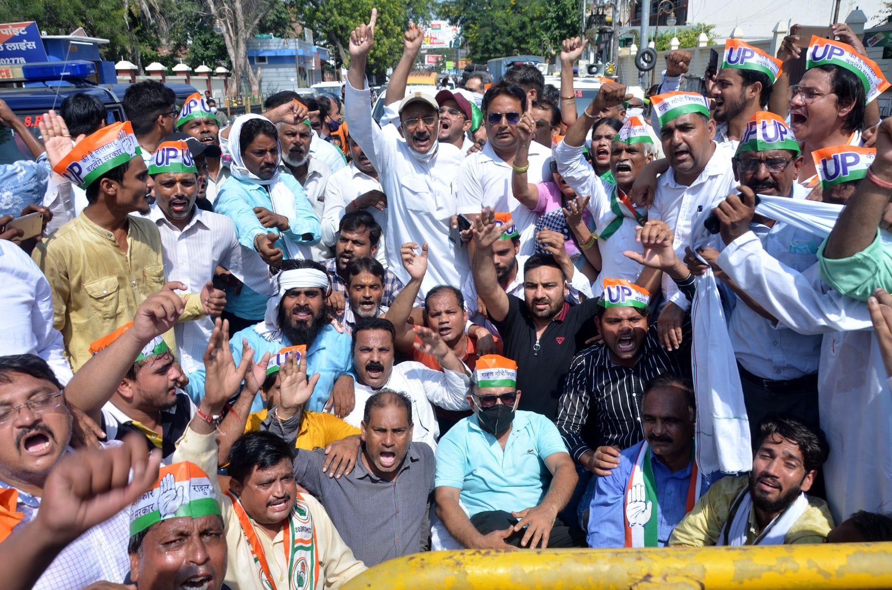 सेंटर प्वाइंट पर प्रदर्शन करते पूर्व एमएलसी विवेक बंसल व अन्य कांग्रेसी। संवाद