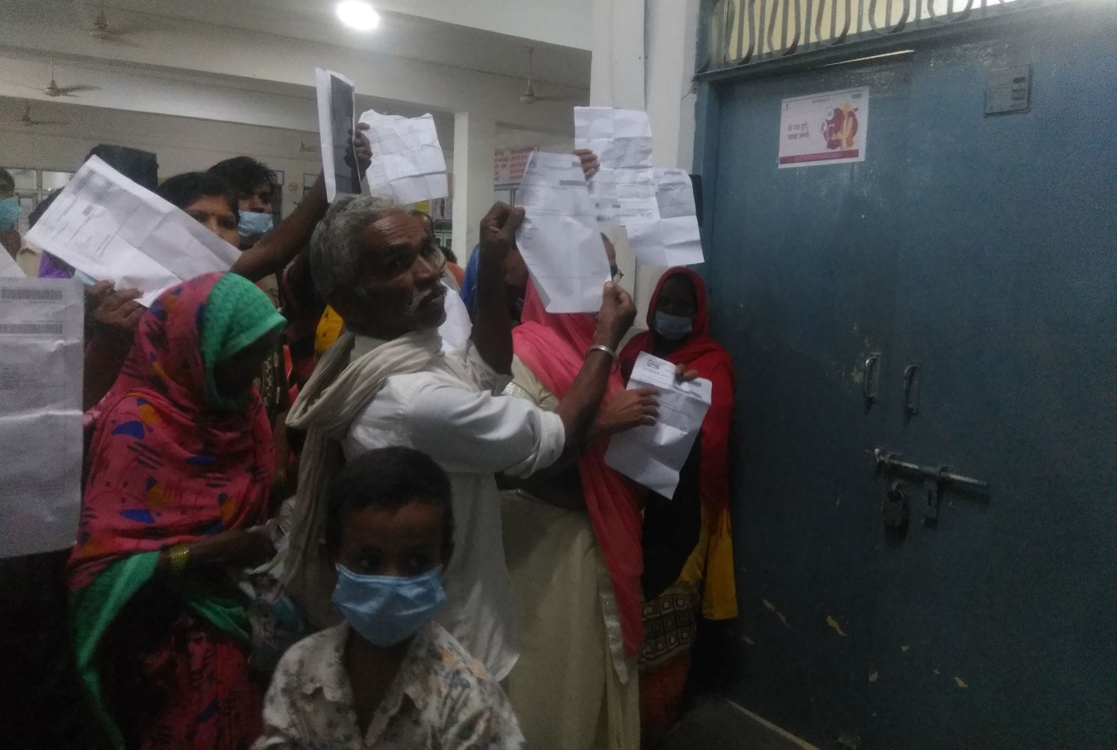 लोहिया अस्पताल में सीएमएस कक्ष के बाहर प्रदर्शन करते मरीज। संवाद