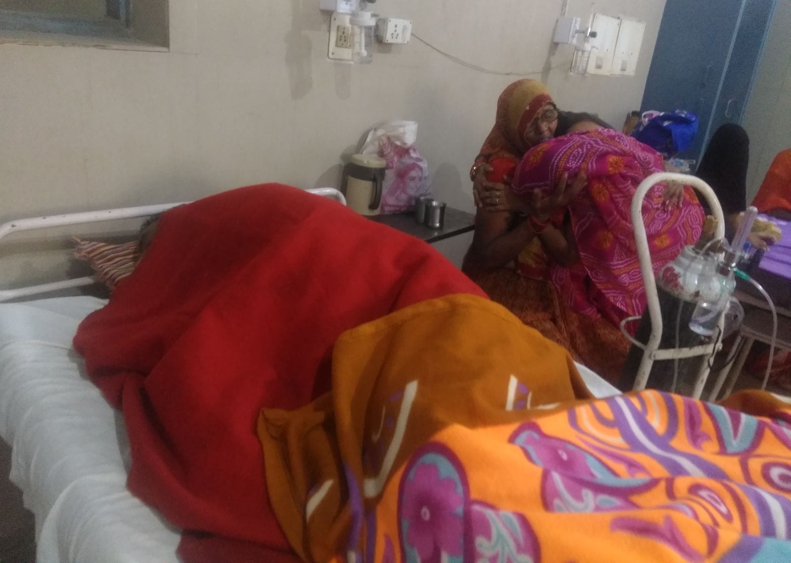 लोहिया अस्पताल की इमरजेंसी कक्ष में मरीज की हालत बिगड़ने पर रोती महिला। संवाद