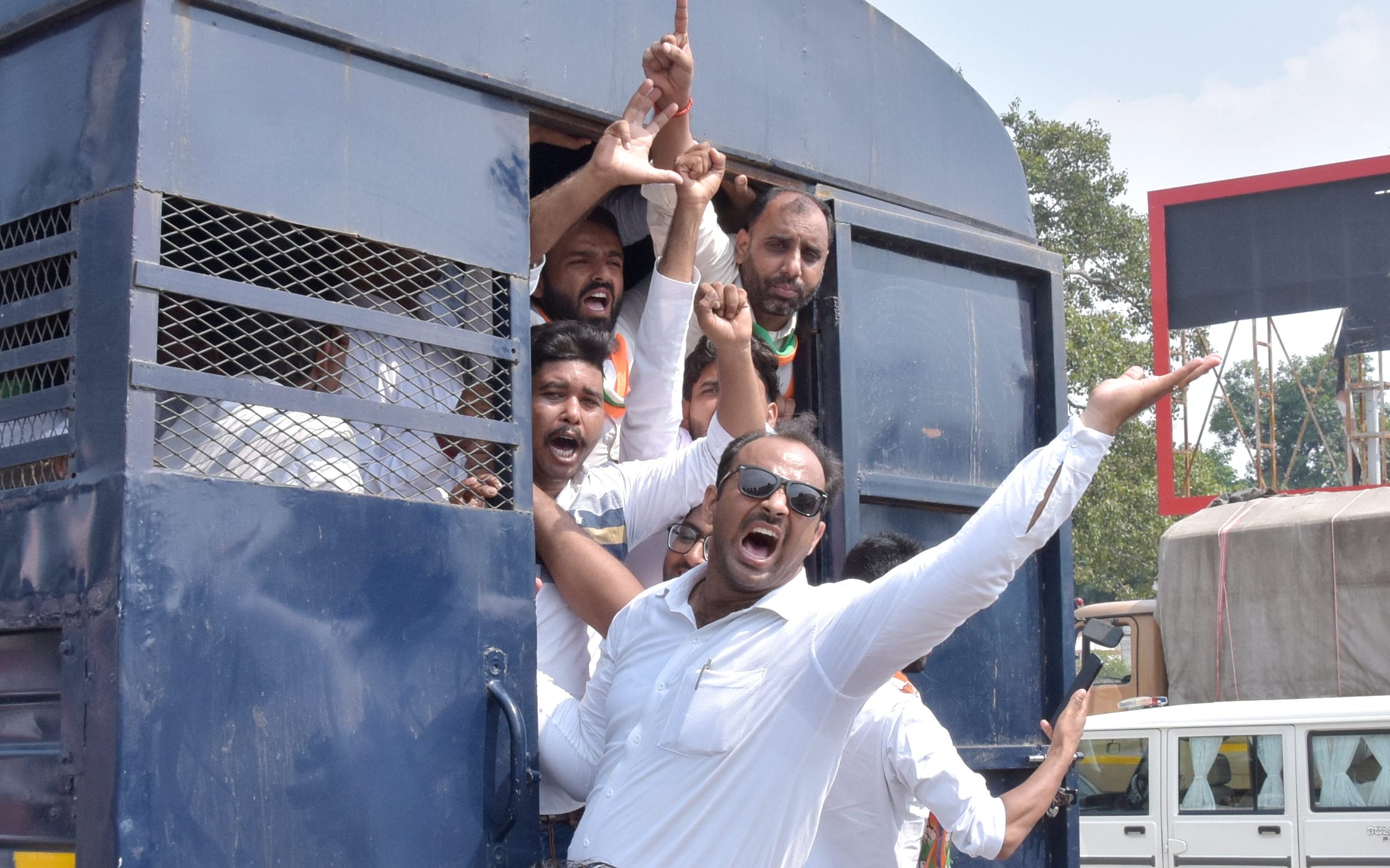लखीमपुर खीरी की घटना के बाद सहारनपुर रेलवे स्टेशन परिसर में ग्रिफ्तारी देते कांग्रेसी