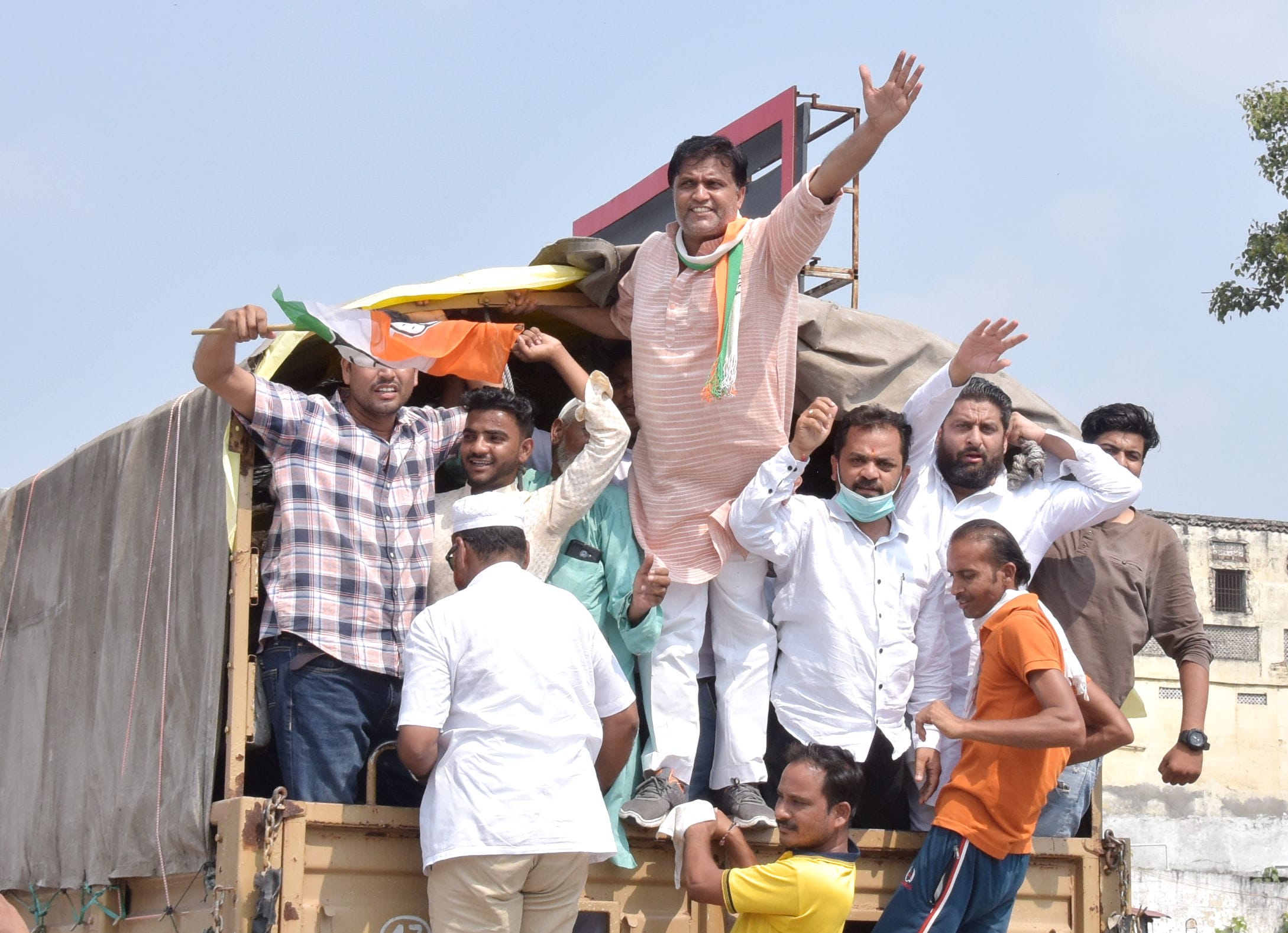 लखीमपुर खीरी की घटना के बाद सहारनपुर रेलवे स्टेशन परिसर में ग्रिफ्तारी देते कांग्रेसी
