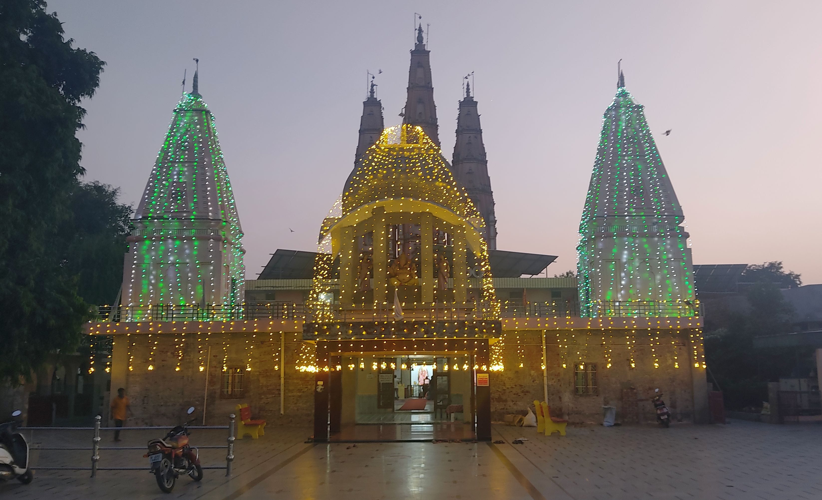नवरात्र को लेकर रंग-बिरंगी लाइटों से सजाया गया जीटी रोड स्थित दुर्गा मंदिर। नवरात्र को लेकर रंग-बिरंगी लाइटों से सजाया गया जीटी रोड स्थित दुर्गा मंदिर।