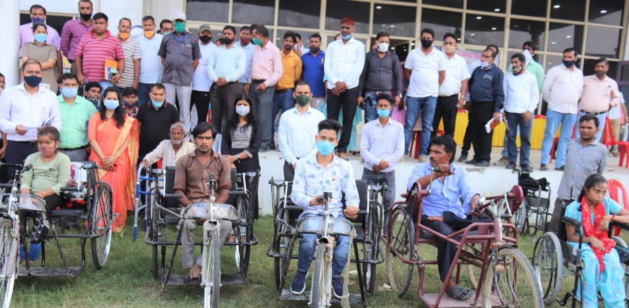 तहसील दिवस में दिव्यांगों को ट्राई साईकिल का वितरण किया गया।