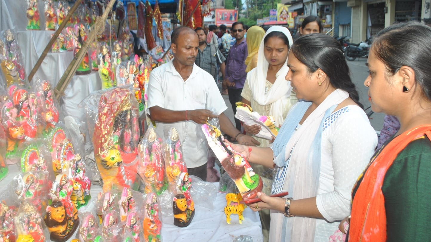 शामली में नवरात्र पर माँ दुर्गा की प्रतिमा की लेतीं महिलाएं शामली में नवरात्र पर माँ दुर्गा की प्रतिमा की लेतीं महिलाएं
