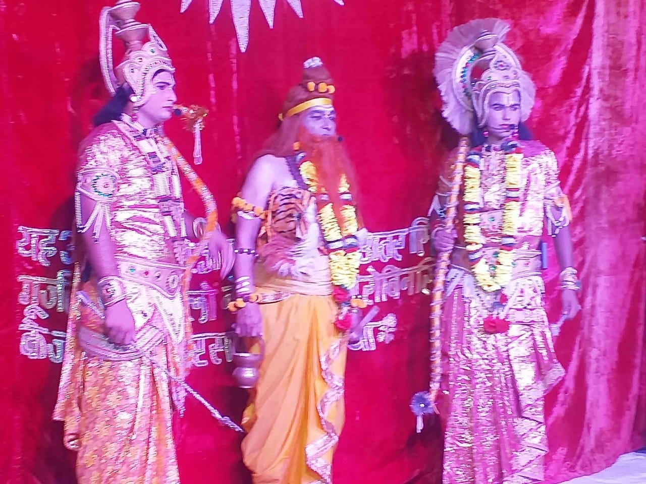 कांधला में रामलीला का मंचन करते कलाकार