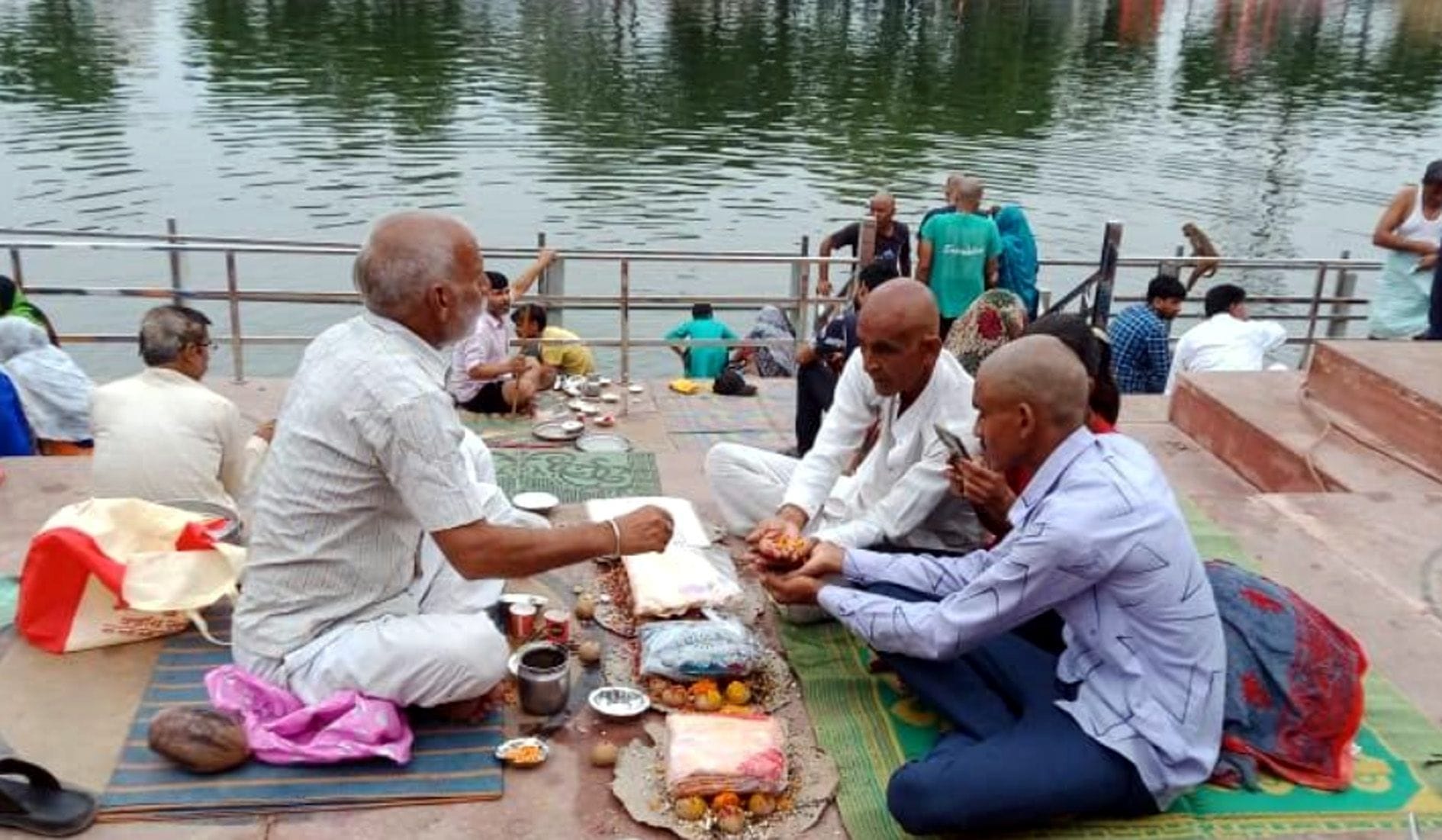 सोरों की हरि की पैड़ी घाट पर पितरों का श्राद्घ करते लोग सोरों की हरि की पैड़ी घाट पर पितरों का श्राद्घ करते लोग