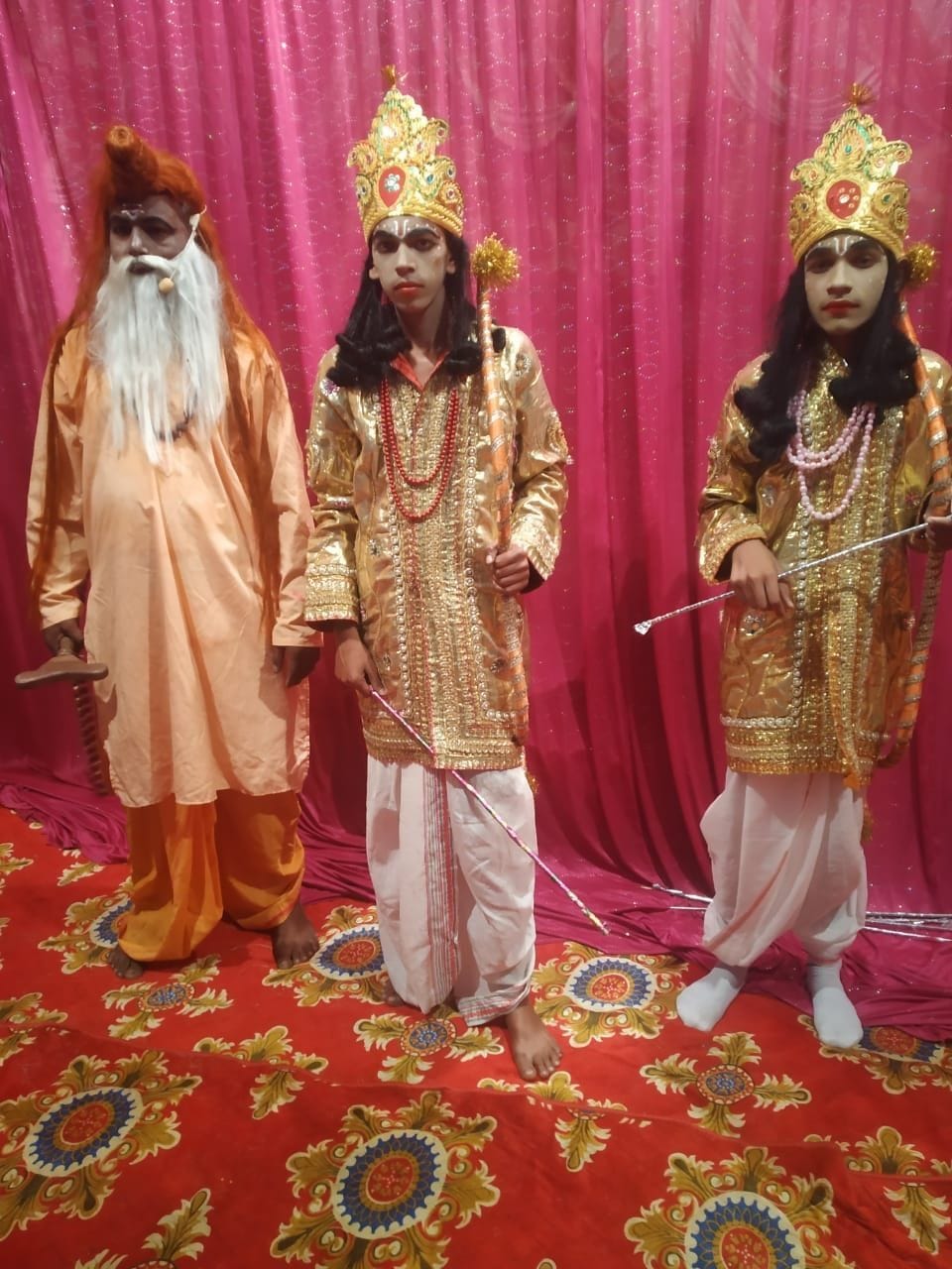 ताड़का संहार के लिए राम लखन को संग ले जाते मुनी विश्वामित्र। ताड़का संहार के लिए राम लखन को संग ले जाते मुनी विश्वामित्र।