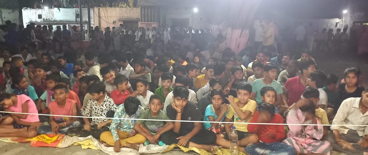 गढ़ीपुख्ता क्षेत्र के गांव हथछोया में रामलीला का मंचन देखते बच्चे व ग्रामीण
