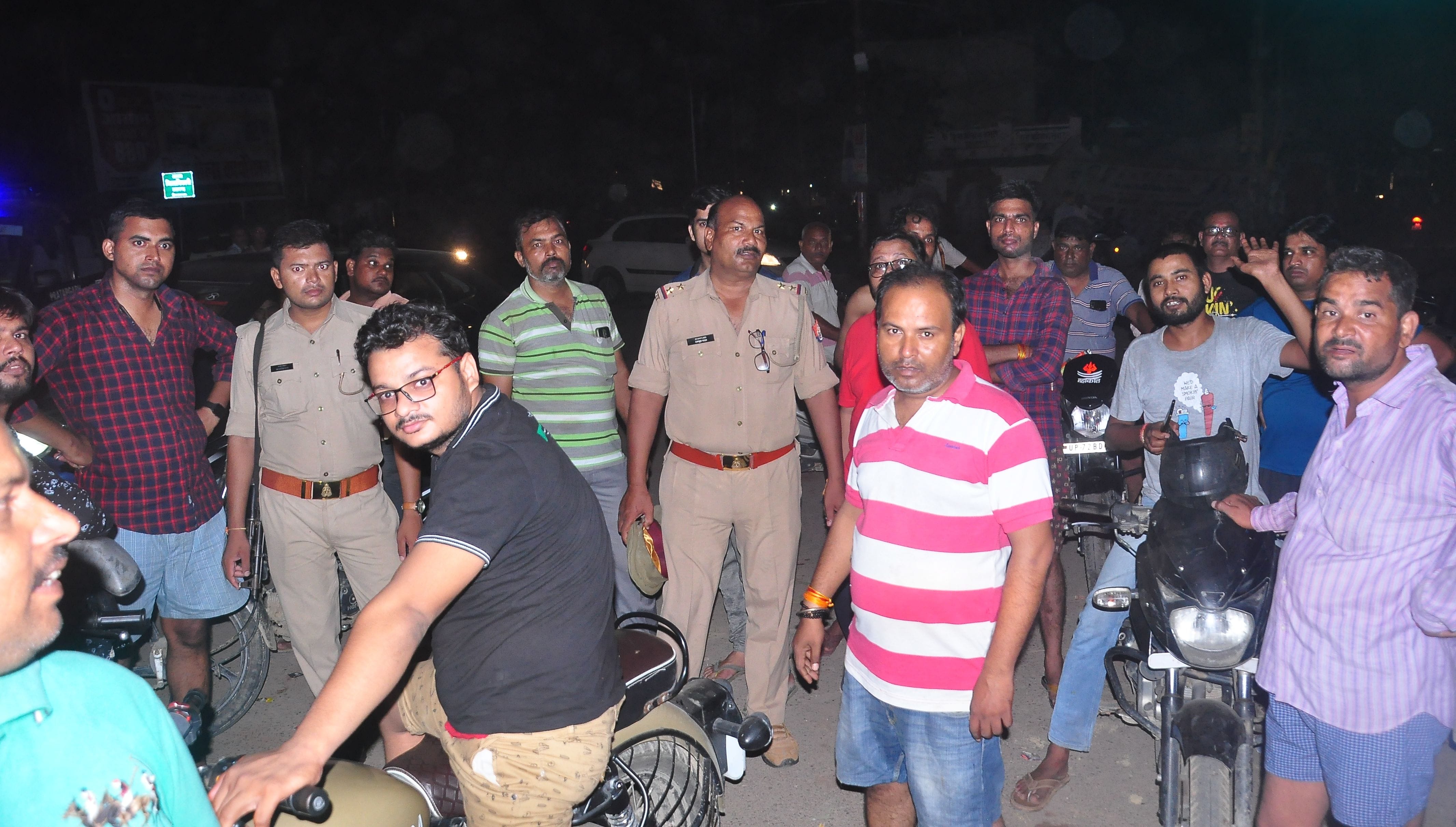 सोमवार रात दहिलामऊ विद्युत उपकेन्द्र लगी बिजली के लिए परेशान लोगों की लगी भीड़।