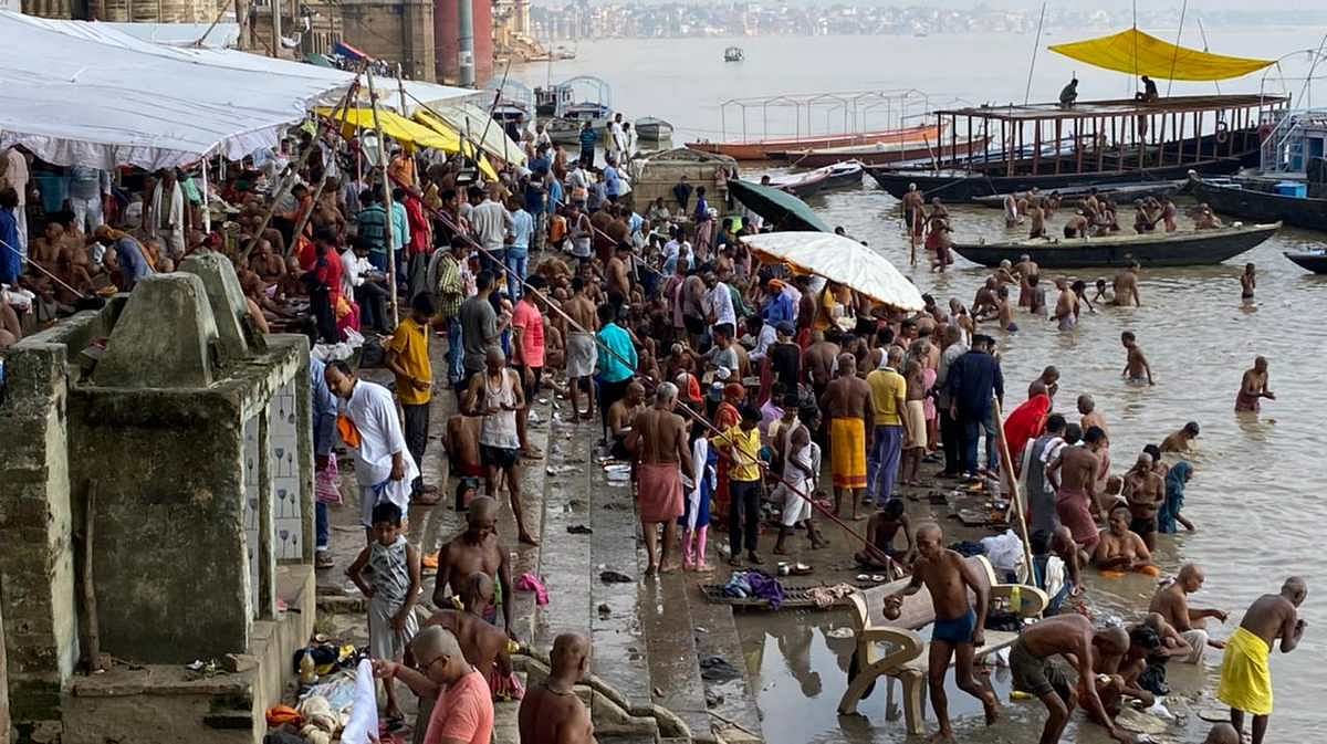 गंगा स्नान करते लोग।