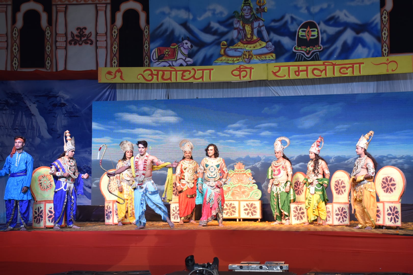 अयोध्या रामलीला का मंचन के दौरान सजा इंद्र का दरबार