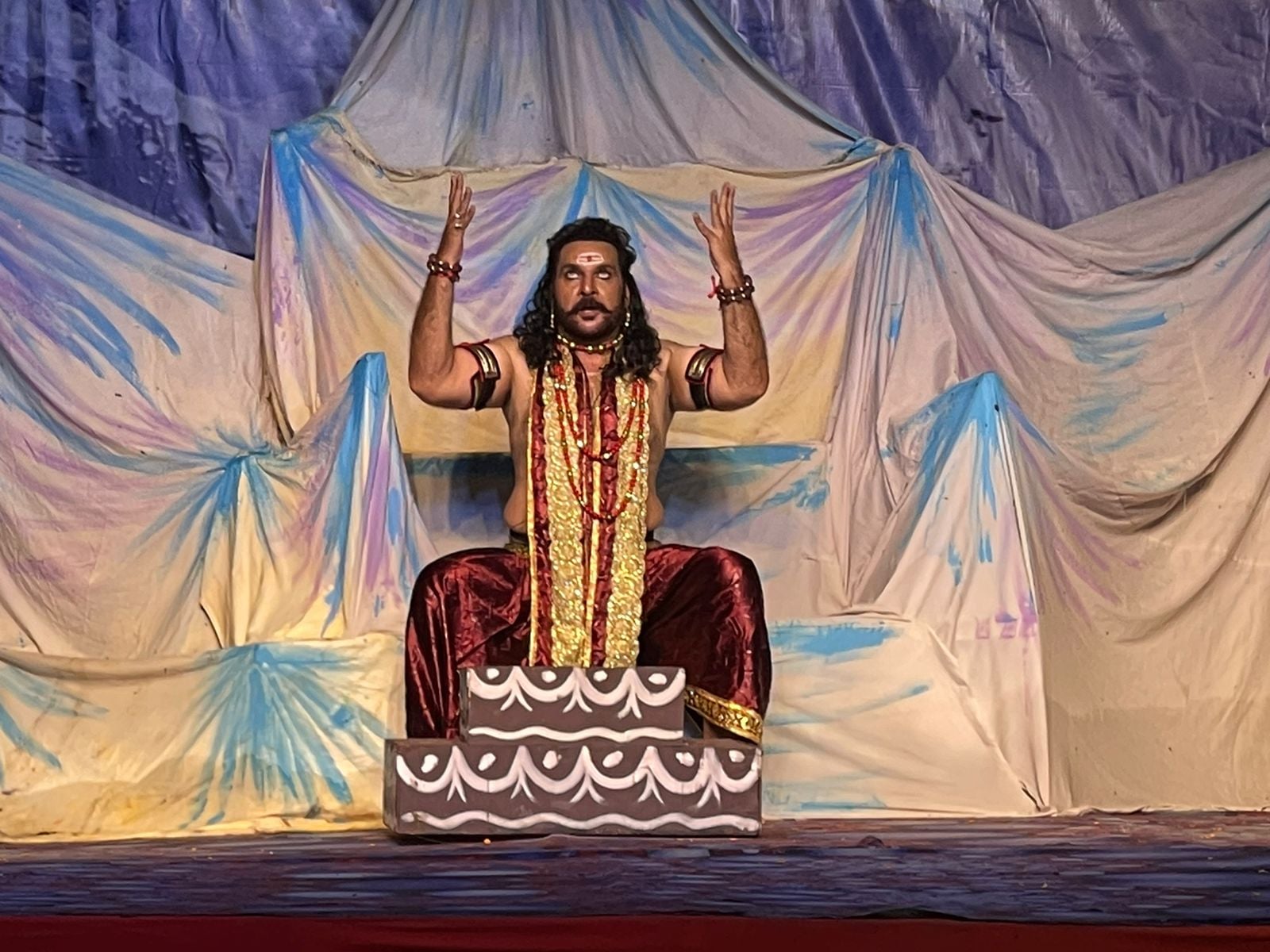 अयोध्या राम लीला का मंचन करते  फिल्म अभिनेता शहबाज खान रावण की भूमिका में