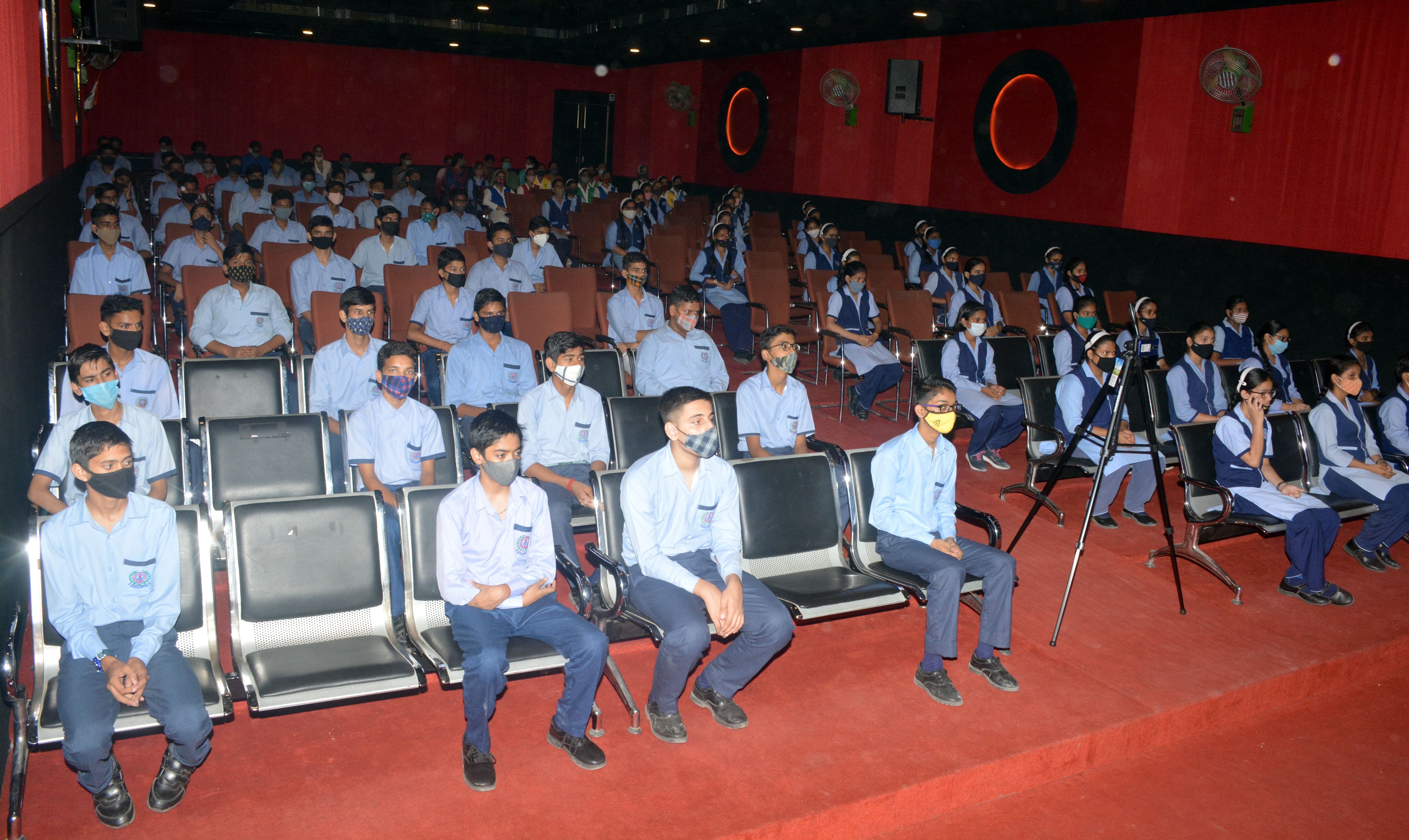 अमर उजाला फाउंडेशन के तहत ब्रिलियंट पब्लिक स्कूल में आयोजित पुलिस की पाठशाला में उपस्थित छात्र-?
