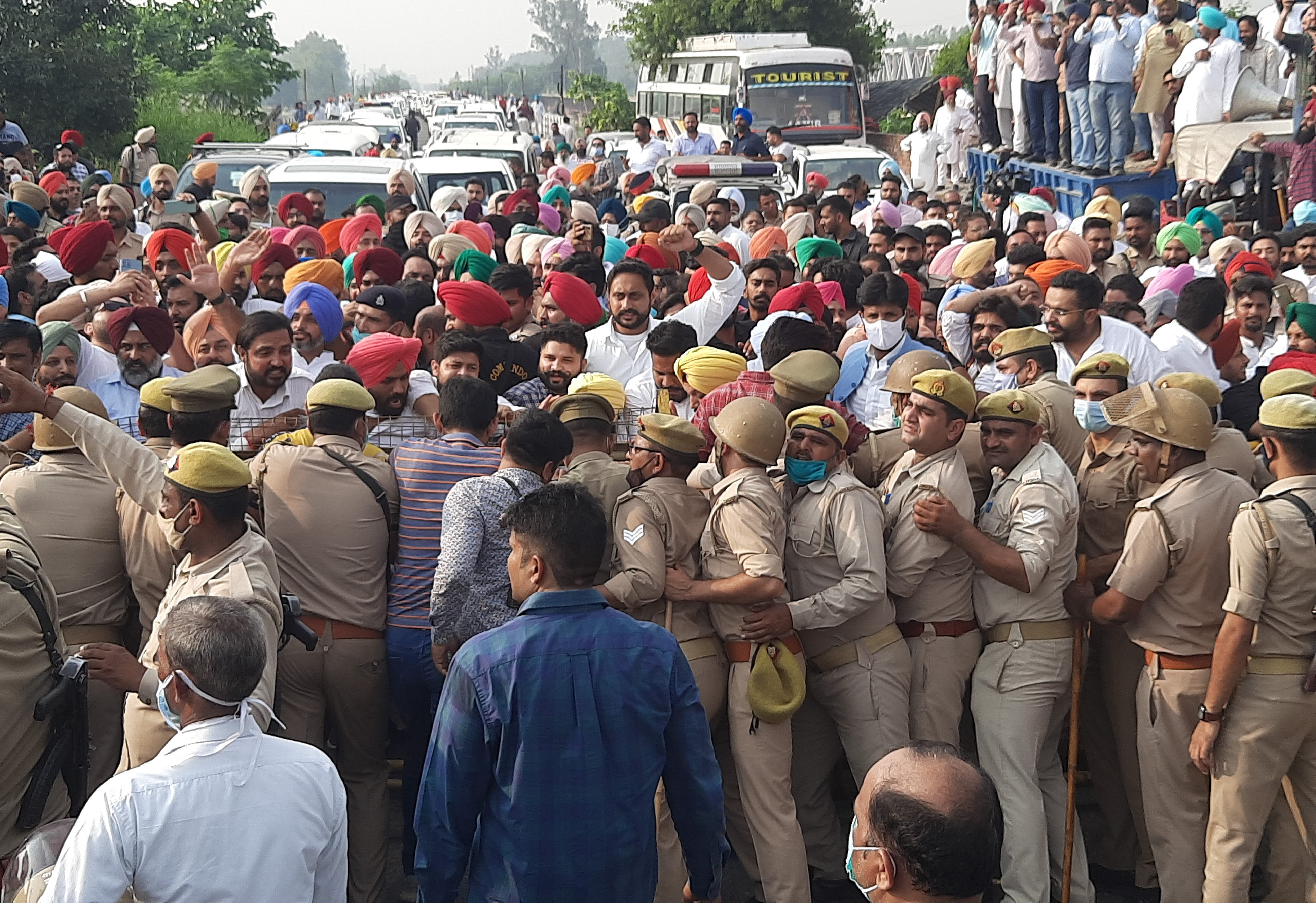 - यूपी हरियाणा सीमा की शाहजहांपुर चौकी के सामने पंजाब से आए नेताओं को रोकने पर बेरियर हटाने को पुल?