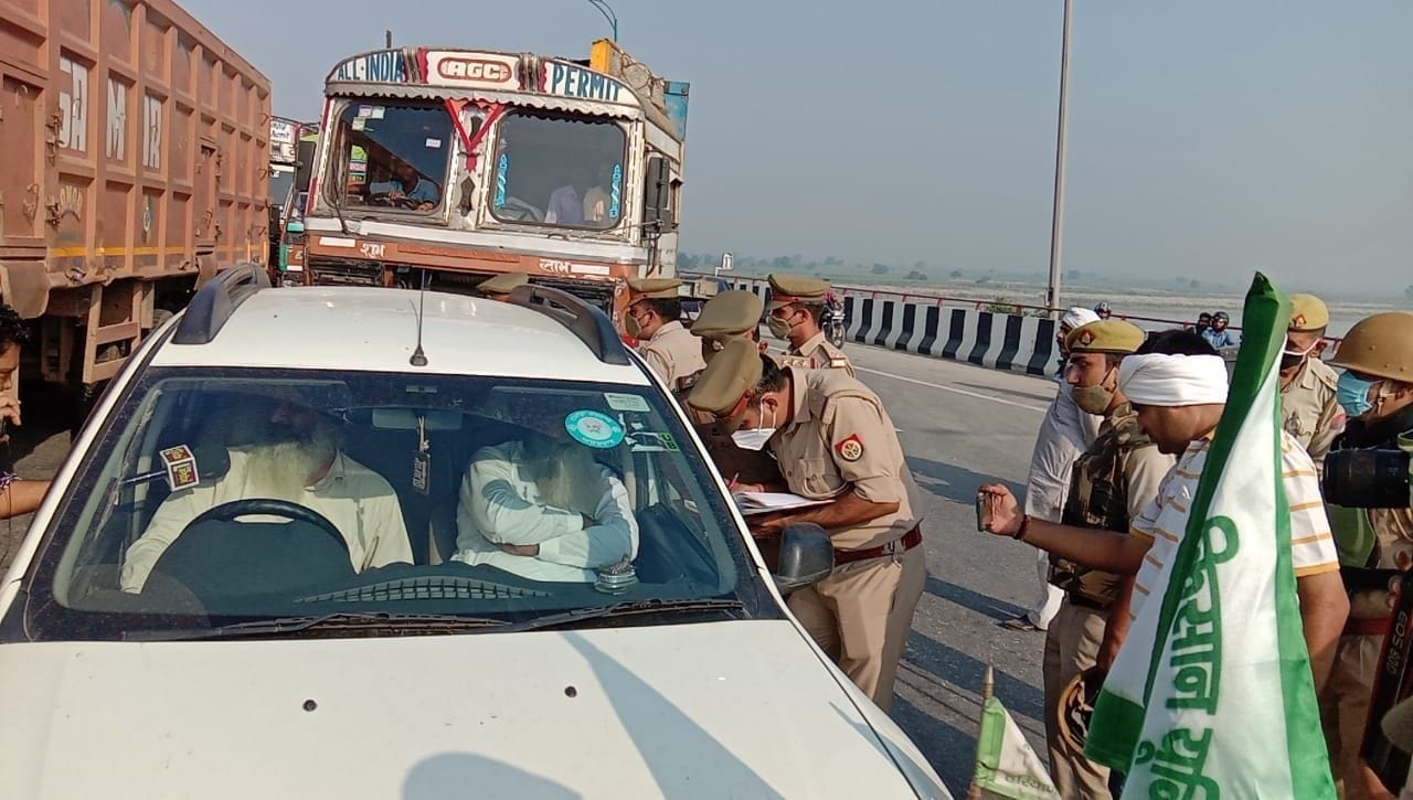 केजीपी पर पंजाब के किसान नेता के वाहन को रोककर पूछताछ करती बागपत पुलिस। संवाद