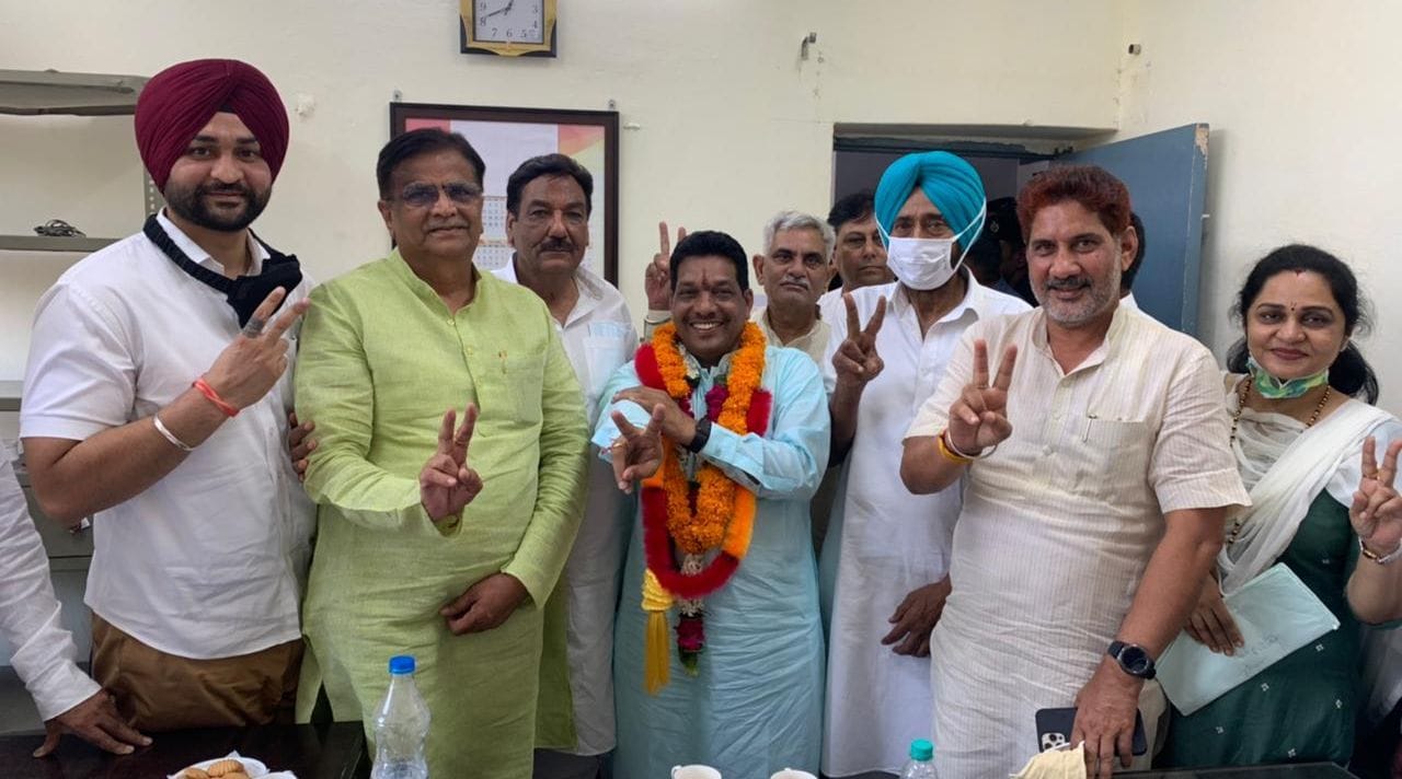 गोबिंद कांडा के नामांकन के दौरान उपस्थित प्रदेशाध्यक्ष ओमप्रकाश धनखड़ सहित अन्य।