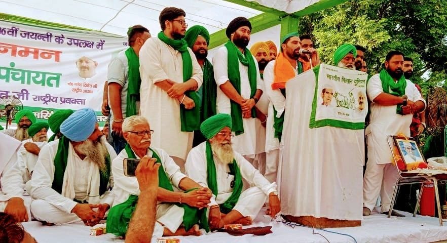जसपुर में महापंचायत को संबोधित करते चौधरी चरण सिंह।