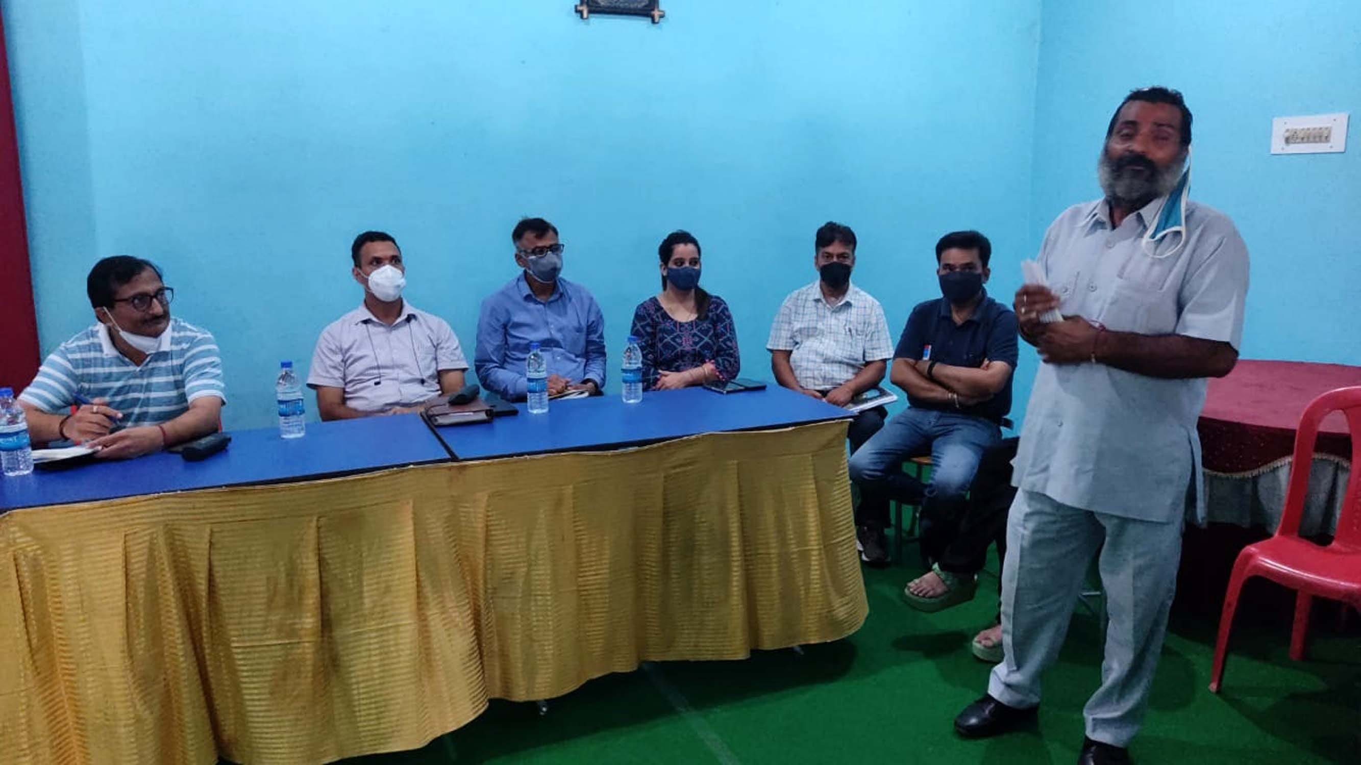 ब्लॉक दिवस पर अधिकारियों के समक्ष अपनी समस्याएं रखते लोग।- संवाद। ब्लॉक दिवस पर अधिकारियों के समक्ष अपनी समस्याएं रखते लोग।- संवाद।