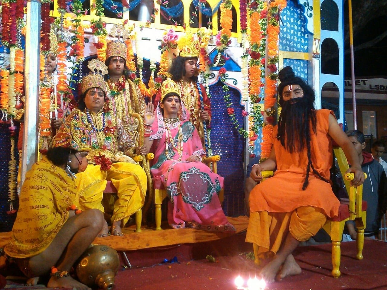 बसोहली में रामलीला मंचन के दौरान लगा राम दरबार का दृश्य, फाइल फोटो। बसोहली में रामलीला मंचन के दौरान लगा राम दरबार का दृश्य, फाइल फोटो।