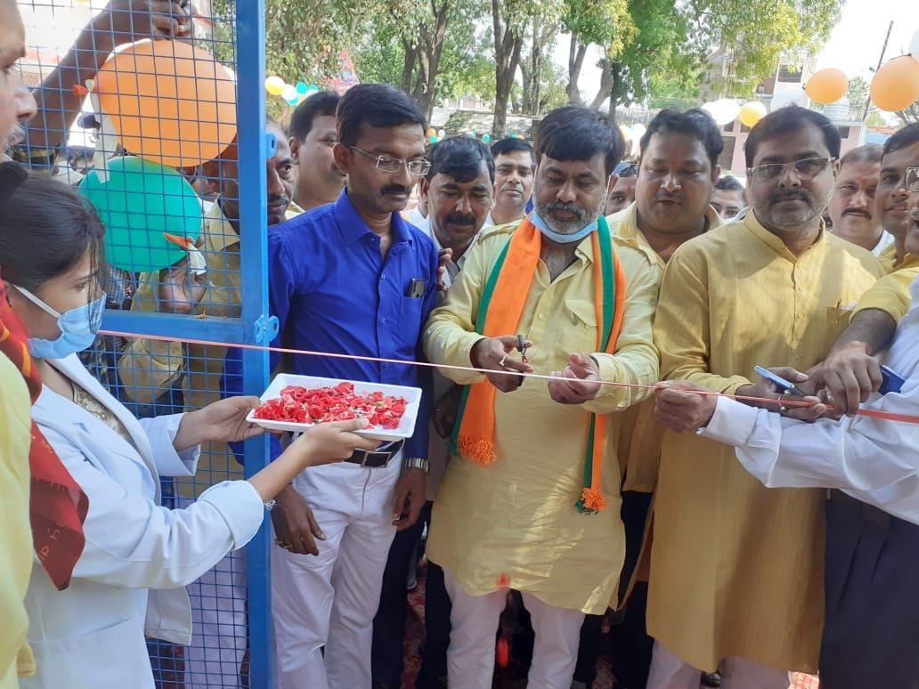 रानीगंज सीएचसी में आक्सीजन प्लांट का उद्घाटन करते विधायक धीरज ओझा। संवाद रानीगंज सीएचसी में आक्सीजन प्लांट का उद्घाटन करते विधायक धीरज ओझा। संवाद