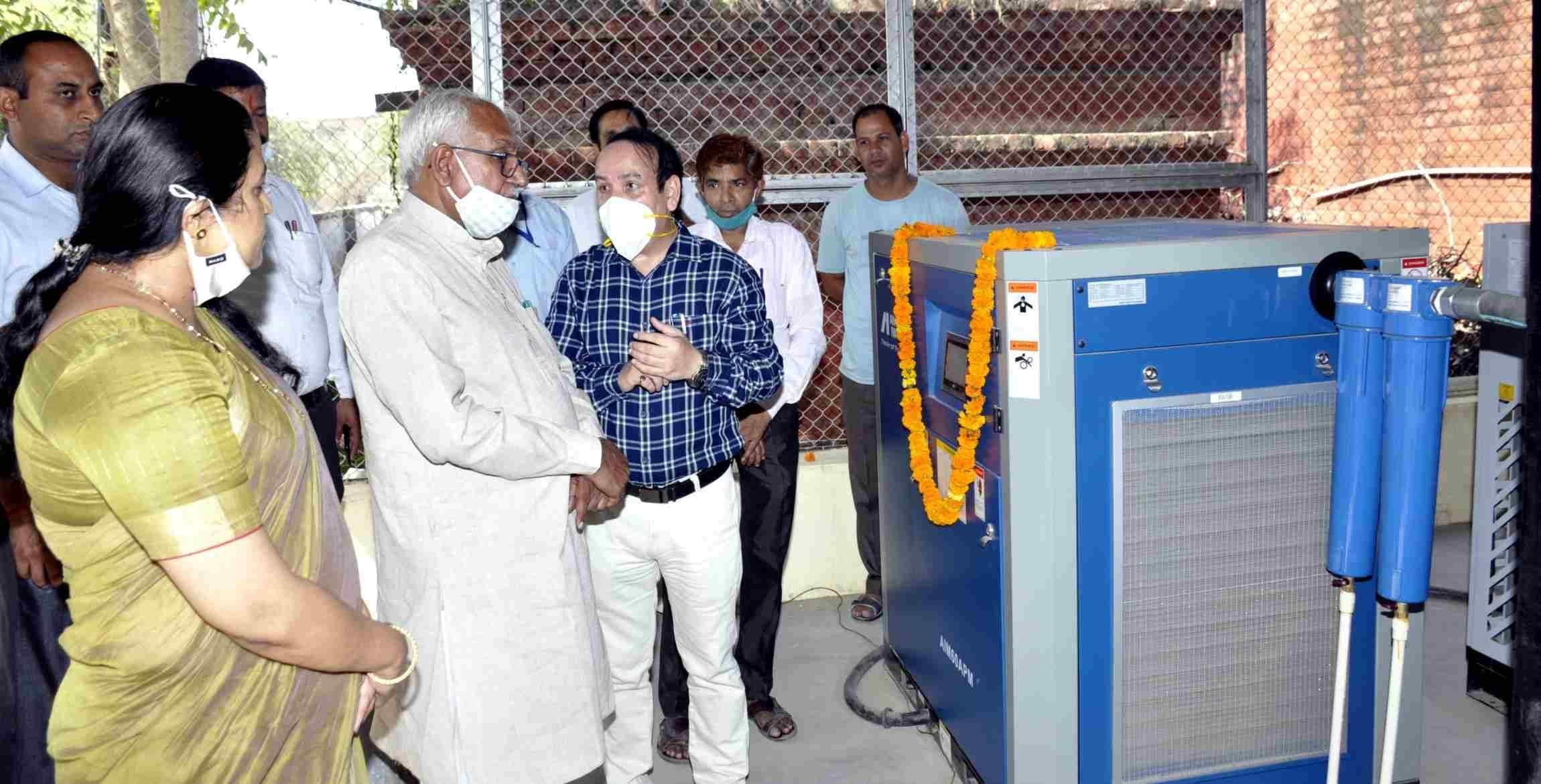 एक्स-रे मशीन के बारे में जानकारी देते सीएमओ अशोक कुमार।