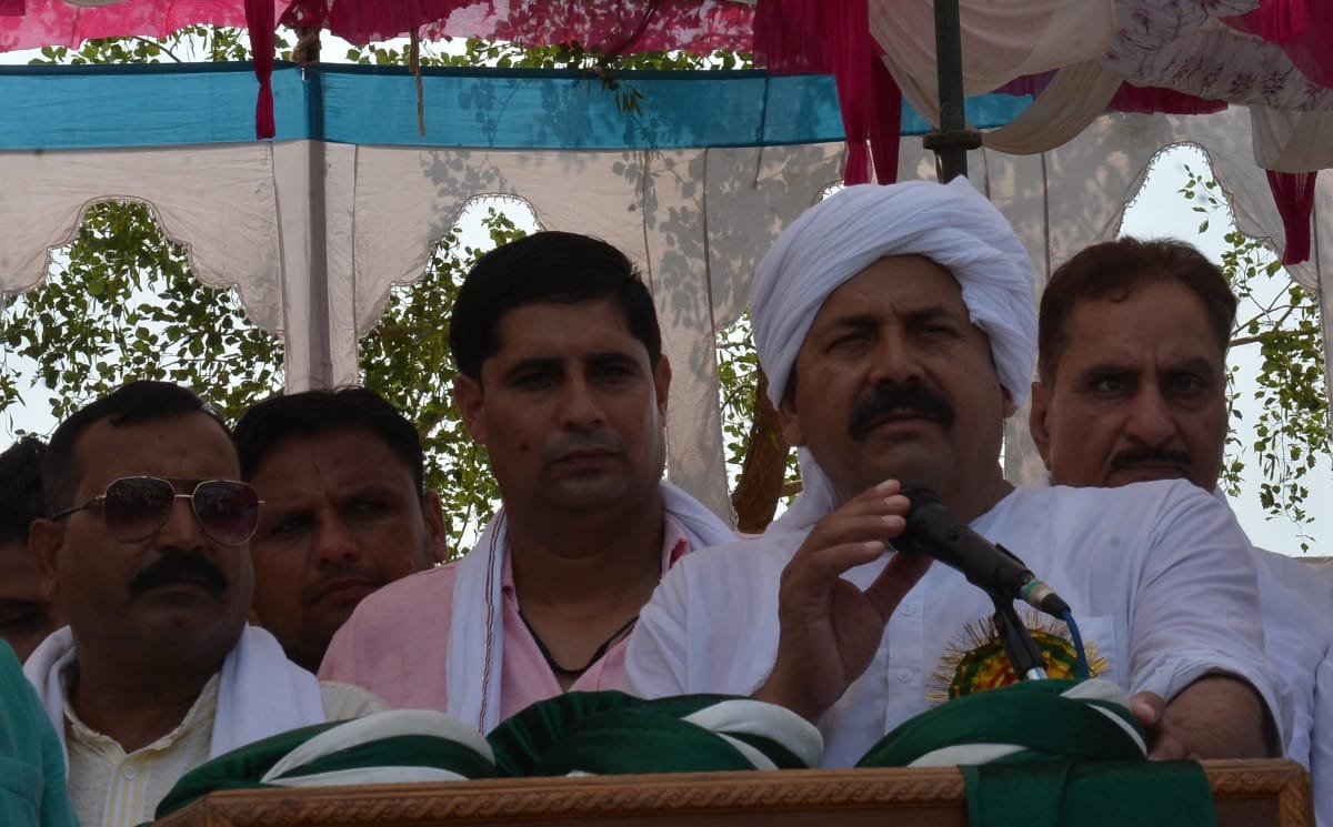 मुजफ्फरनगर : सिसौली में आयोजित कार्यक्रम को संबोधित करते चौधरी नरेश टिकैत। मुजफ्फरनगर : सिसौली में आयोजित कार्यक्रम को संबोधित करते चौधरी नरेश टिकैत।