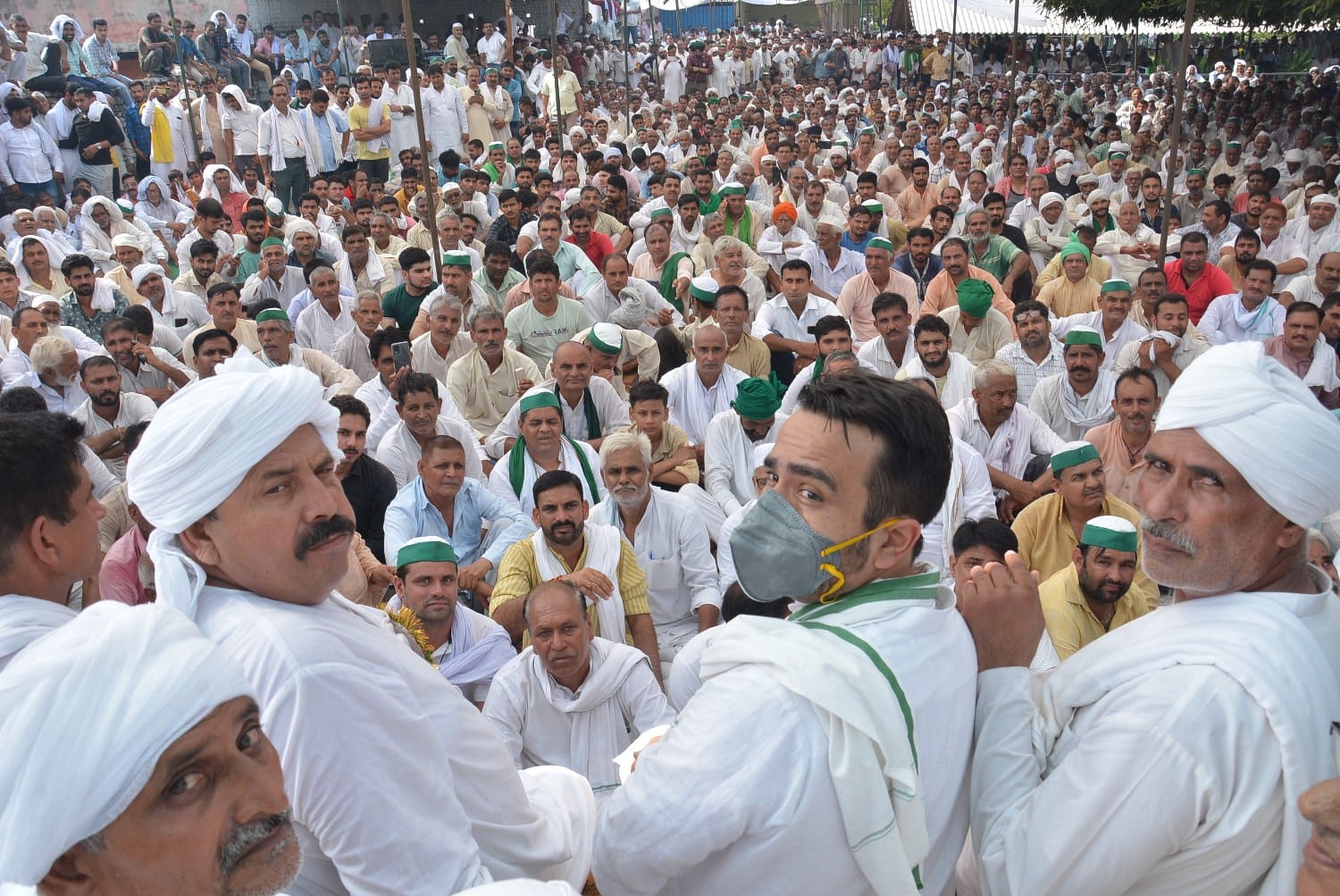 मुजफ्फरनगर : सिसौली में आयोजित श्रद्धांजलि सभा में मौजूद जयंत चौधरी, नरेश टिकैत और खाप चौधरी। मुजफ्फरनगर : सिसौली में आयोजित श्रद्धांजलि सभा में मौजूद जयंत चौधरी, नरेश टिकैत और खाप चौधरी।