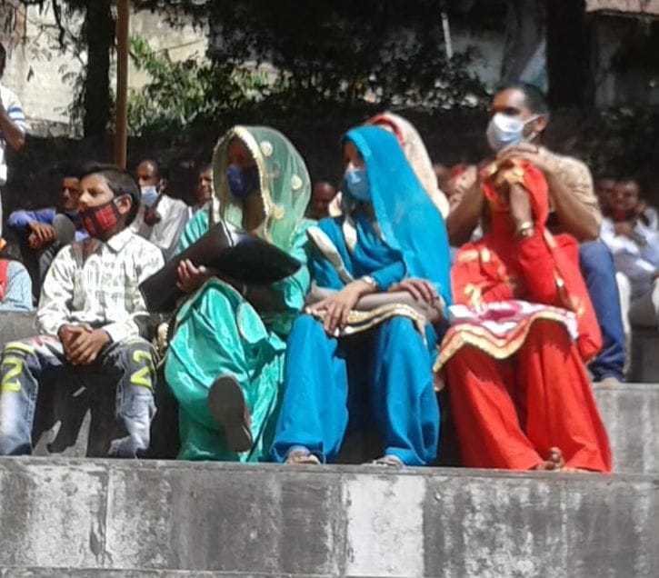 भाजपा रैली में धूप से बचने के लिए सिर पर चुनरी ओढ़े बैठी महिलाएं संवाद भाजपा रैली में धूप से बचने के लिए सिर पर चुनरी ओढ़े बैठी महिलाएं संवाद