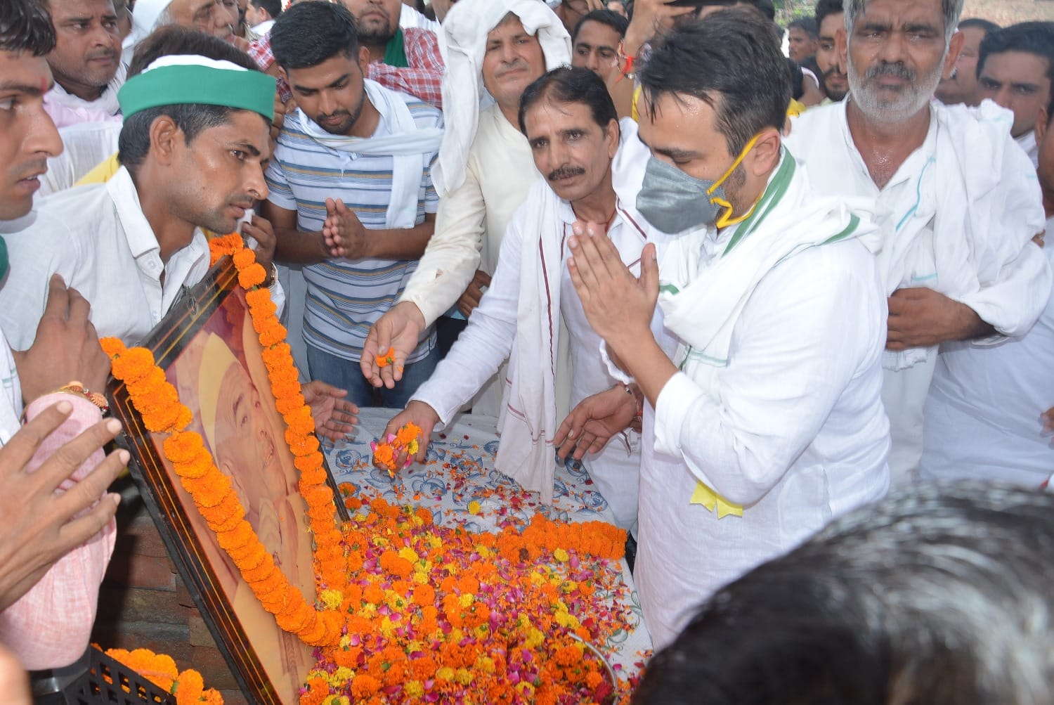 मुजफ्फरनगर : सिसौली में बाबा महेंद्र सिंह टिकैत के चित्र पर पुष्प अर्पित कर श्रद्धांजलि देते जंय? मुजफ्फरनगर : सिसौली में बाबा महेंद्र सिंह टिकैत के चित्र पर पुष्प अर्पित कर श्रद्धांजलि देते जंय?