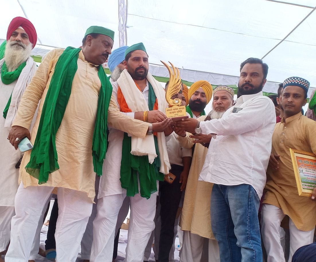 महापंचायत में चौधरी चरण सिंह को स्मृति चिंह देते लकड़ी मंडी एसिसोसिएशन के पदाधिकारी।