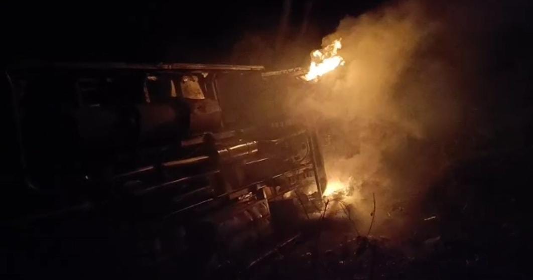 गजरौला में हाईवे पर आग लगने के बाद धू-धूकर जलती रोडवेज बस। गजरौला में हाईवे पर आग लगने के बाद धू-धूकर जलती रोडवेज बस।