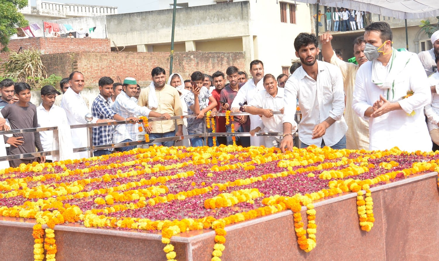 मुजफ्फरनगर : सिसौली के किसान भवन में श्रद्धांजलि देते रालोद राष्ट्रीय अध्यक्ष जयंत चौधरी। मुजफ्फरनगर : सिसौली के किसान भवन में श्रद्धांजलि देते रालोद राष्ट्रीय अध्यक्ष जयंत चौधरी।