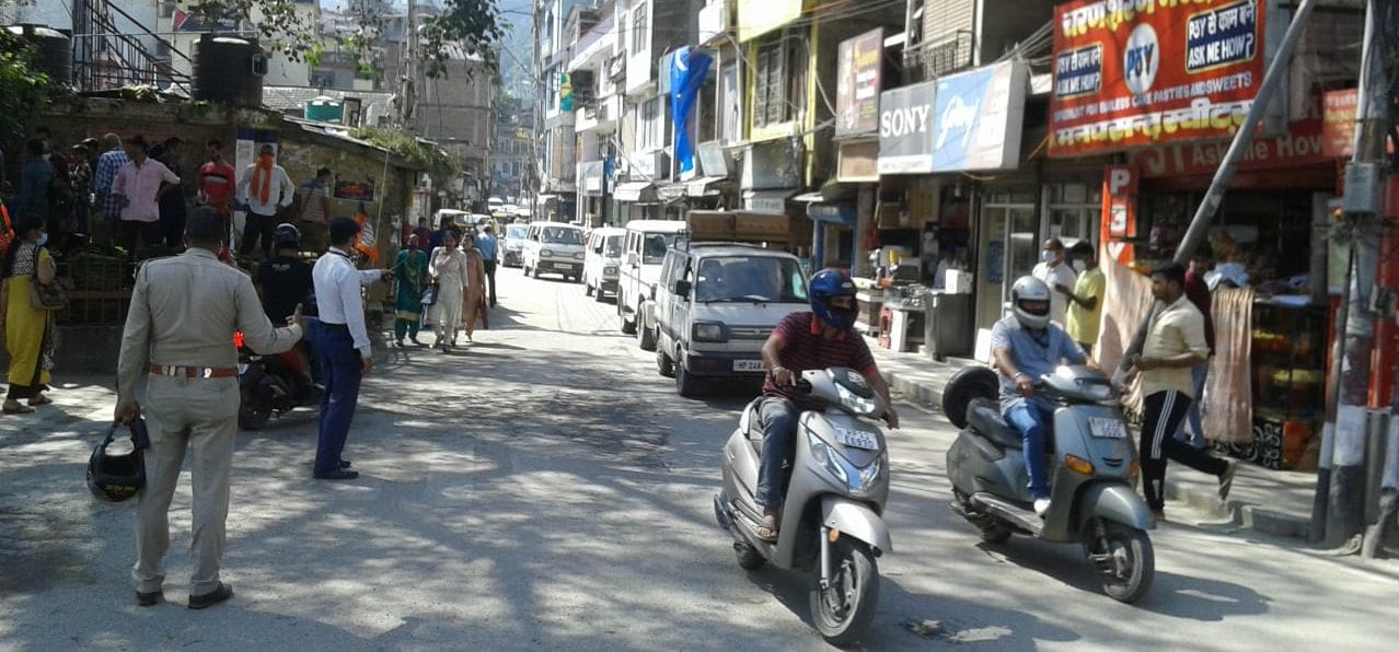 मंडी के सेरी मंच पर भाजपा की रैली के चलते गांधी चौक से सकोहड़ी पुल तक लगा वाहनों का जाम संवाद मंडी के सेरी मंच पर भाजपा की रैली के चलते गांधी चौक से सकोहड़ी पुल तक लगा वाहनों का जाम संवाद