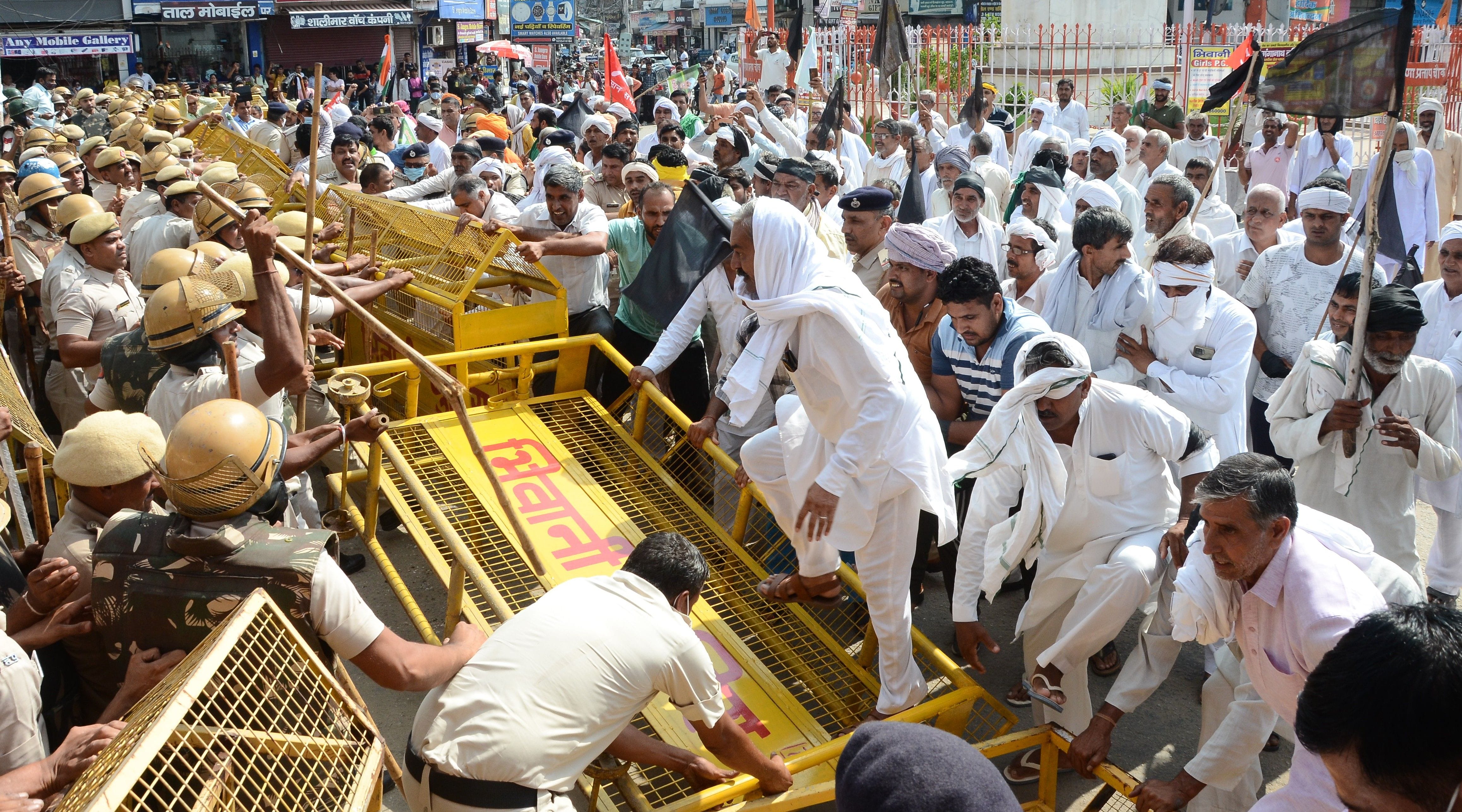 हांसी गेट पर पुलिस द्वारा किसानों को रोकने के लिए लगाए गए बेरिकेड लांघकर आगे बढ़ते प्रदर्शनकारी ? हांसी गेट पर पुलिस द्वारा किसानों को रोकने के लिए लगाए गए बेरिकेड लांघकर आगे बढ़ते प्रदर्शनकारी ?