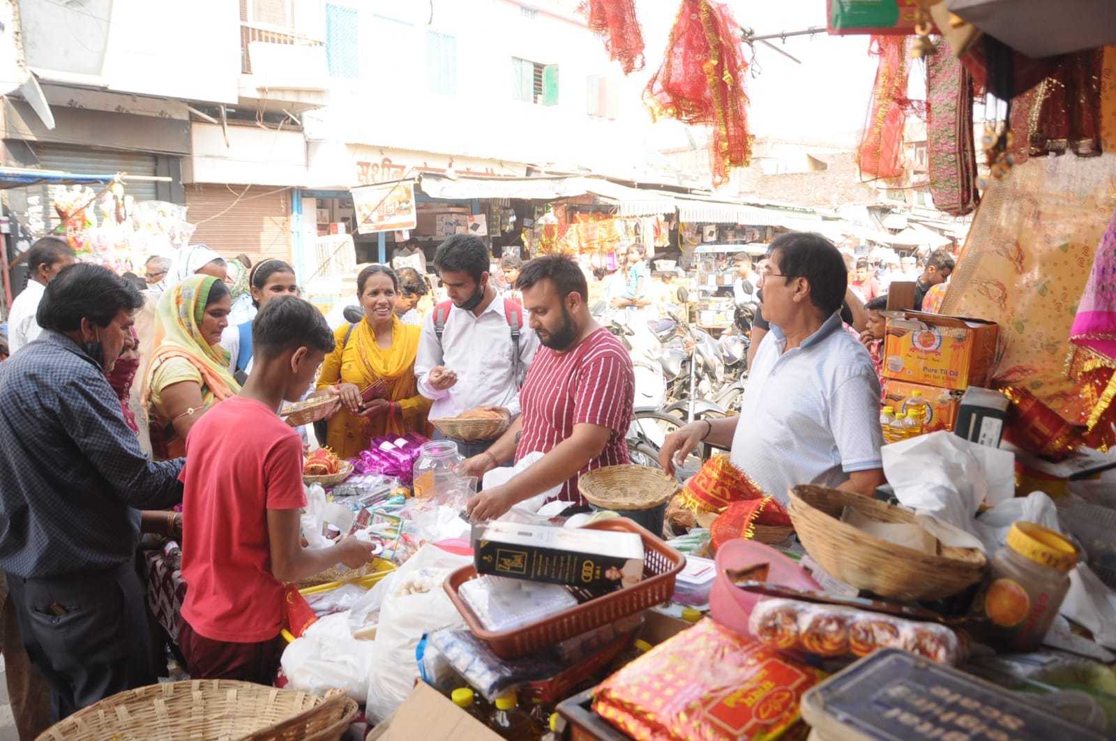 मुजफ्फरनगर में नवरात्र पर्व के मद्देनजर खरीदारी करते श्रद्धालु। 