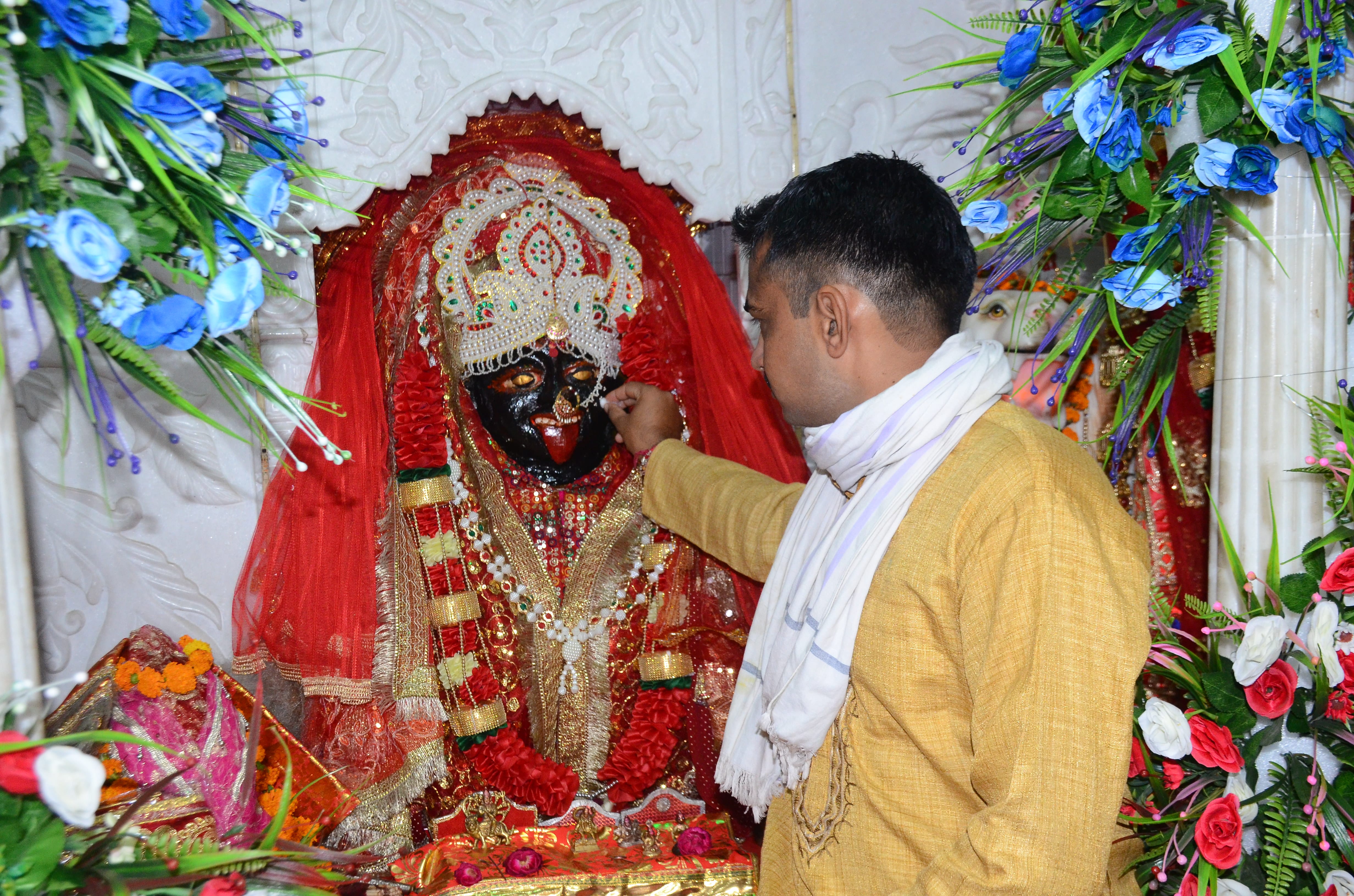 जसरोटा स्थित काली माता का श्रृंगार करता पुजारीख् संवाद। जसरोटा स्थित काली माता का श्रृंगार करता पुजारीख् संवाद।
