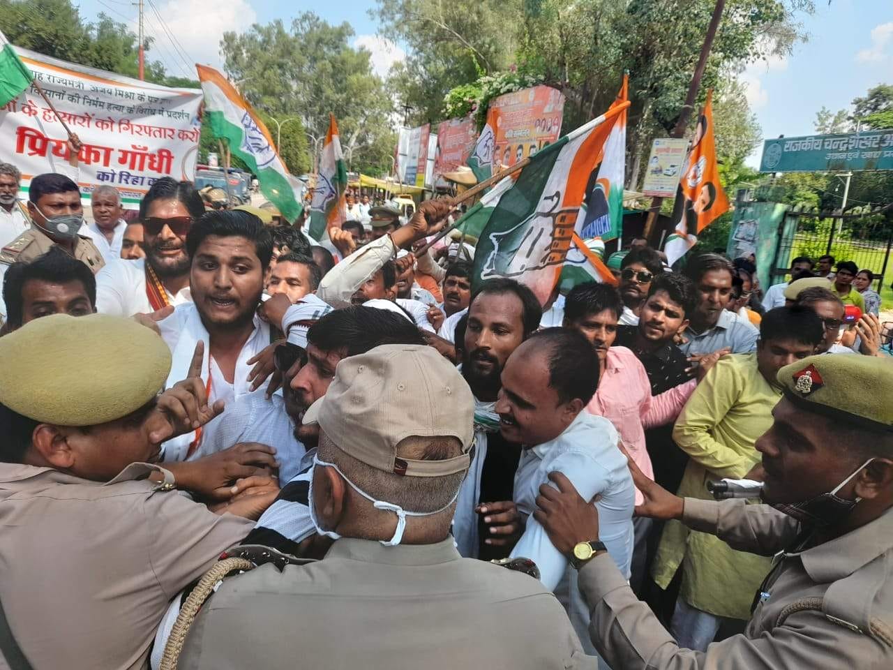 पुलिस से धक्का मुक्की करते कांग्रेस कार्यकर्ता पुलिस से धक्का मुक्की करते कांग्रेस कार्यकर्ता