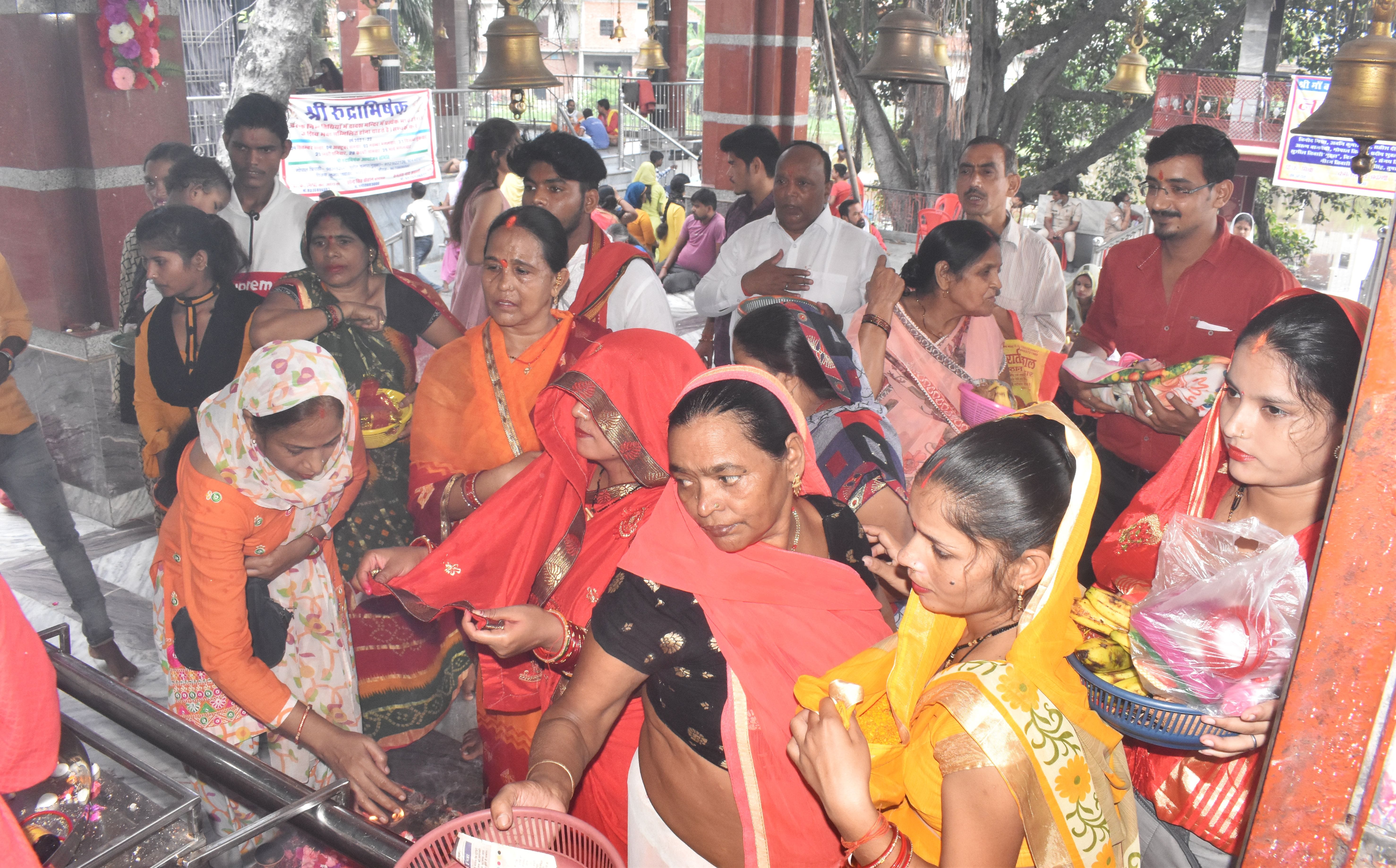 कल्याणी देवी मंदिर में दर्शन करते भक्त। संवाद