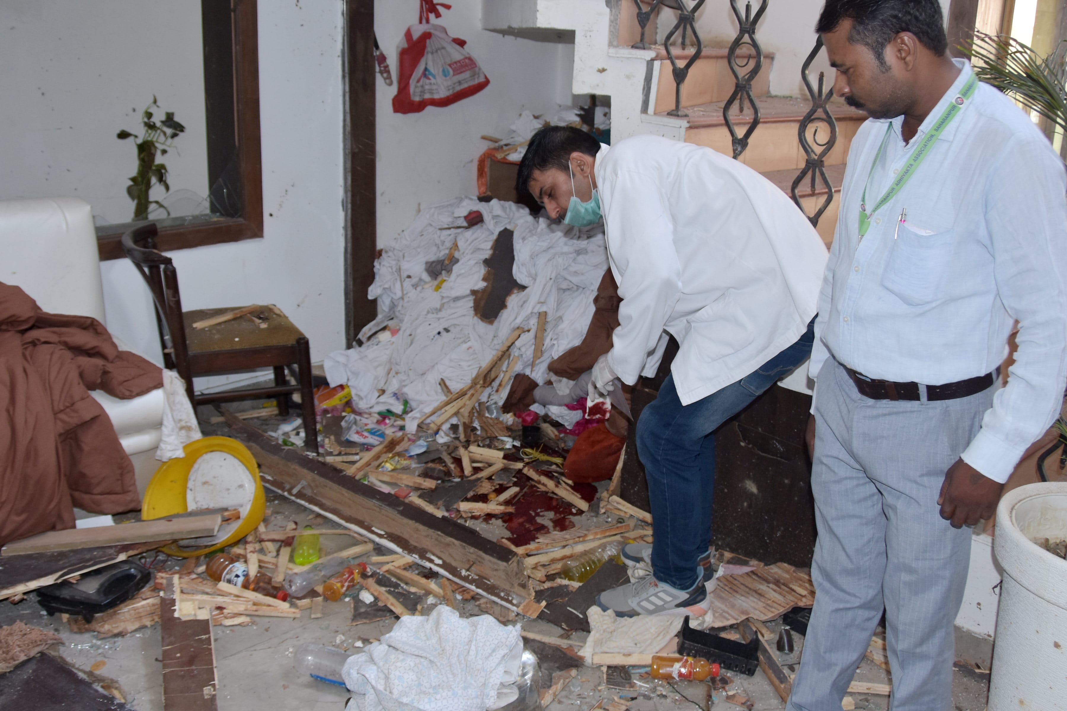 दिल्ली रोड स्थित ग्रांड रिसोर्ट में युवक की मौत के बाद जांच करती फोरेंसिक विभाग की टीम। दिल्ली रोड स्थित ग्रांड रिसोर्ट में युवक की मौत के बाद जांच करती फोरेंसिक विभाग की टीम।