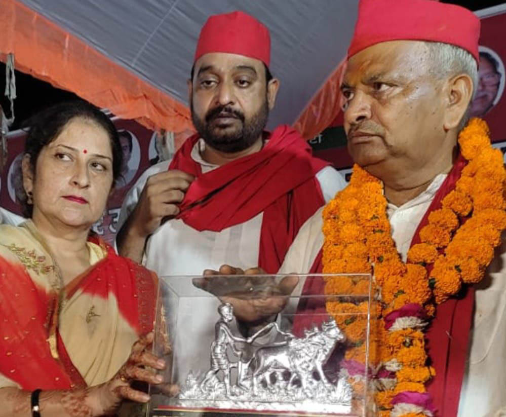 State President welcome with crown and sword