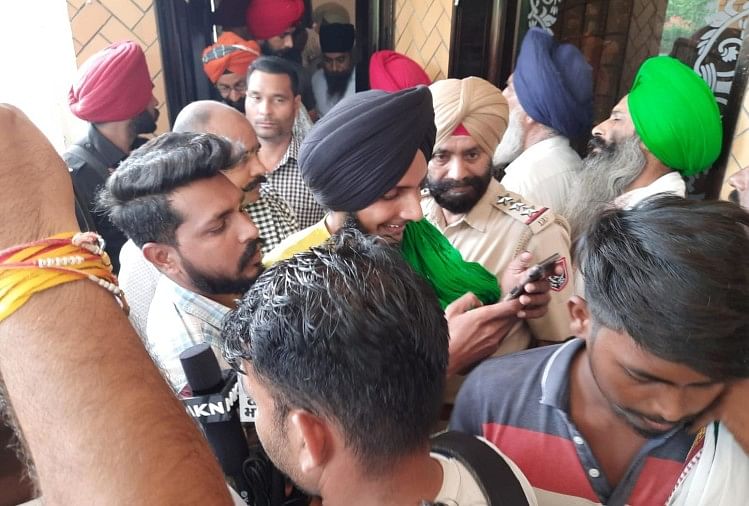 नवजोत सिंह सिद्धू से मिलने पहुंचे किसान