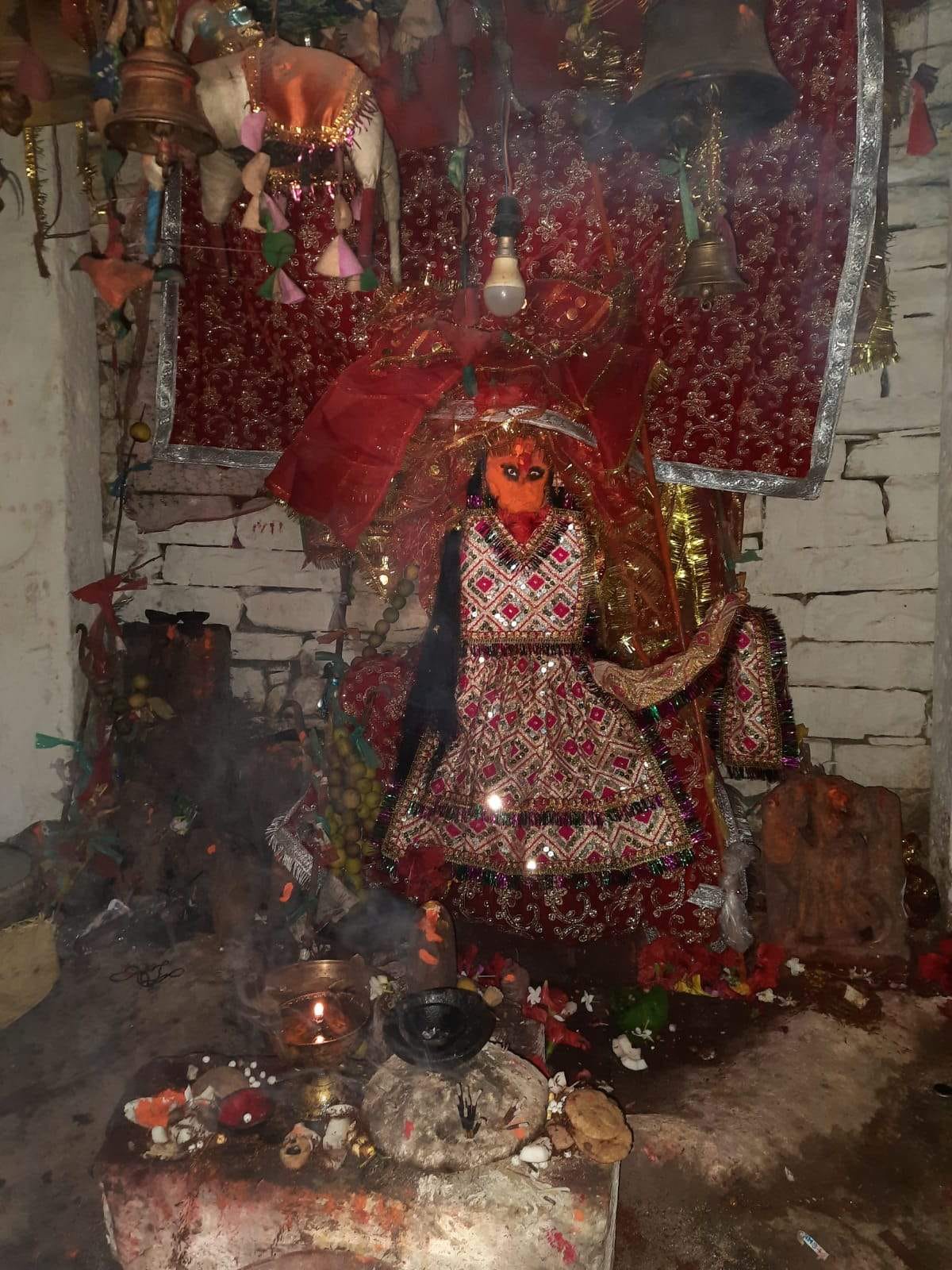 मंदिर में विराजमान देवी माता मंदिर में विराजमान देवी माता