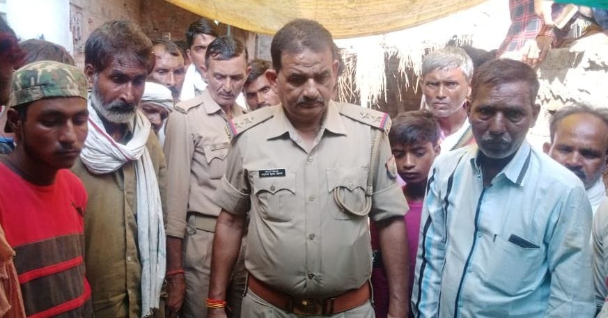मौके पर जांच करते हसवा चौकी प्रभारी अनिरुद्ध दुबे। संवाद