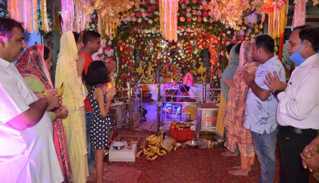 रुद्रपुर के दुर्गा मंदिर में देवी मां की पूजा-अर्चना करते श्रद्धालु। रुद्रपुर के दुर्गा मंदिर में देवी मां की पूजा-अर्चना करते श्रद्धालु।