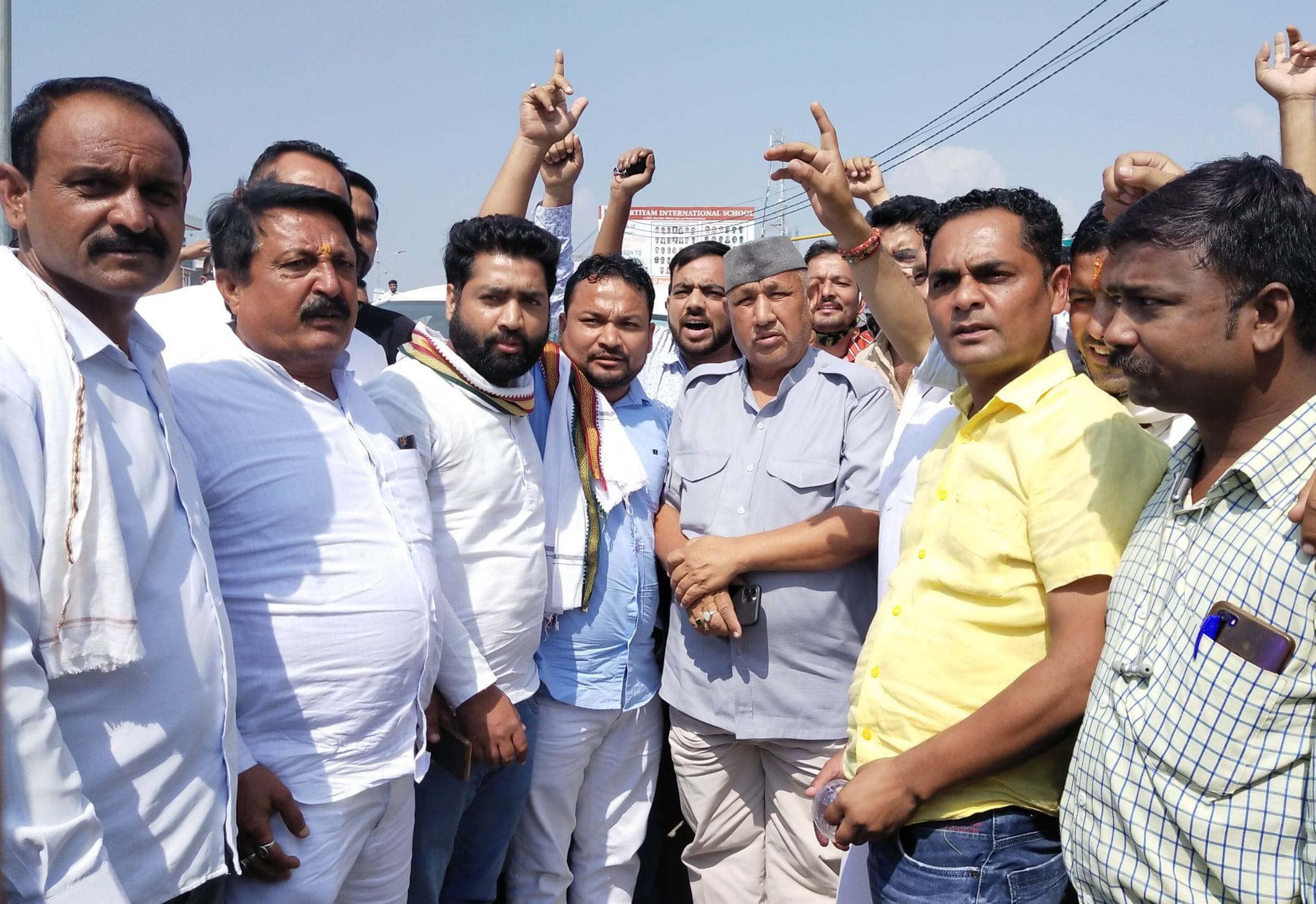 सितारगंज में कार्यकारी प्रदेश अध्यक्ष रणजीत रावत के नेतृत्व में सितारगंज में प्रदर्शन करते समर?