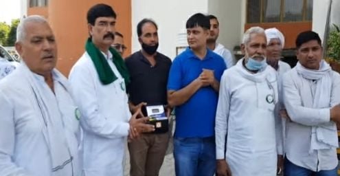 पानीपत। नमी बताने वाली मशीन में गड़बड़ी का आरोप लगाकर लघु सचिवालय पहुंचे किसान। पानीपत। नमी बताने वाली मशीन में गड़बड़ी का आरोप लगाकर लघु सचिवालय पहुंचे किसान।