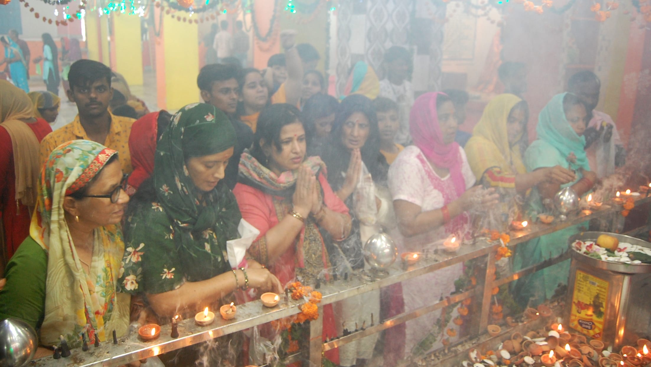 बिजनौर में पहले नवरात्र पर मां काली देवी मंदिर पर पूजा अर्चना करते श्रृदालु।